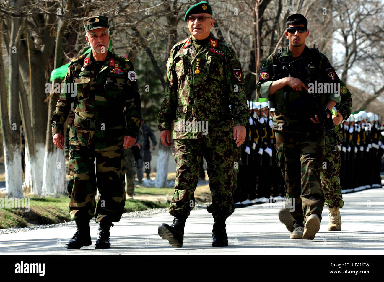 Le général de l'Armée nationale afghane, Zazai de cisaillement de l'Académie militaire nationale d'Afghanistan Commandant et le général Sher Mohammad Karimi, chef d'état-major de l'Armée de l'Afghanistan, arriver à l'Académie militaire nationale de l'Afghanistan dans pour l'affirmation de cérémonie 299 cadets de l'Armée nationale afghane le 14 mars 2011. L'ANLAM est un programme de quatre ans commis aux finissants des agents pour l'armée nationale afghane et s'inspire de l'Académie militaire de West Point. MSgt T. Quinton Burris) Banque D'Images