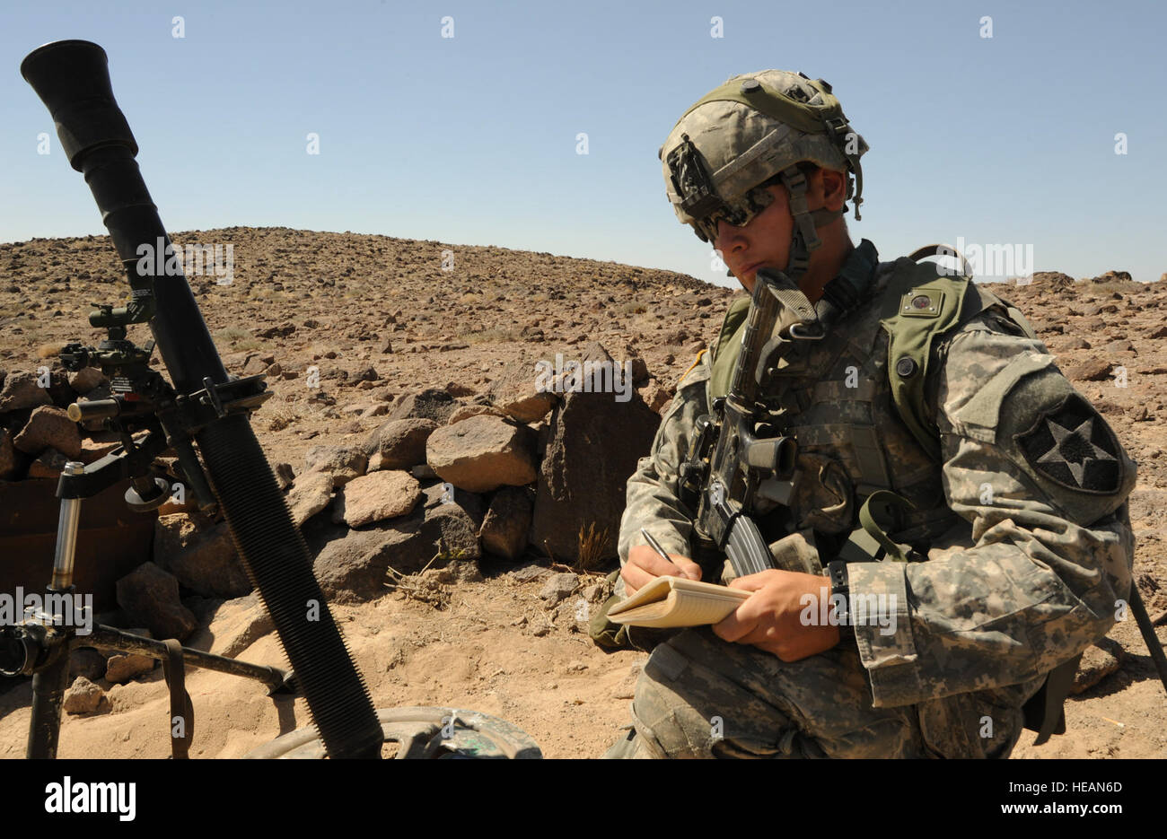 PV de l'armée américaine2. Jeff Creason, siège de l'entreprise, l'Administration centrale, 4e Brigade, 9e Division d'infanterie, prépare un mortier arme sur poste de combat, 28 Ft. Irwin (Californie), Centre national de formation, le 16 juin 2012. Comme la formation de la vie fournit des NTC et opérations des situations ; préparer les soldats à la chose réelle. Le s.. Mitchell de Dayton/) Banque D'Images