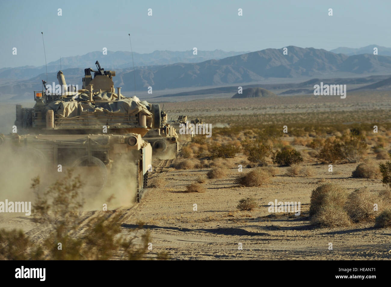 Un convoi du 1er Bataillon, 15e Régiment d'infanterie, 3e Brigade Combat Team lourds, 3e Division d'infanterie, se déplace vers sa prochaine destination au Centre National d'entraînement au cours de l'itération 12-05, Fort Irwin, Ca., Mars 14, 2012. Le but de l'exercice vise à proposer des formation avant le déploiement. Le s.. Renae Saylock/libérés) Banque D'Images