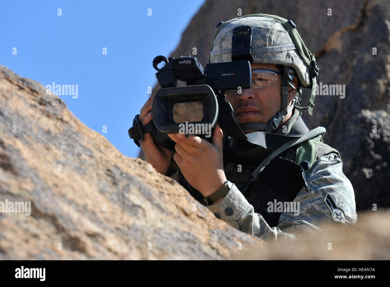 Un membre de la 1re classe John Yurcaba, une vidéaste de combat avec le 1er escadron de la caméra de surveillance sécurité, mène au cours du Centre national d'entraînement (NTC) itération 12-05 à Fort Irwin, Ca., 10 mars 2012. Membres de différents escadrons de la Caméra de combat sont envoyés au CNT de train avec le document de l'armée américaine et les scénarios de formation préparer différentes brigades pour les déploiements en les exposant à des exercices très réaliste. Le s.. Renae Saylock)(1992) Banque D'Images