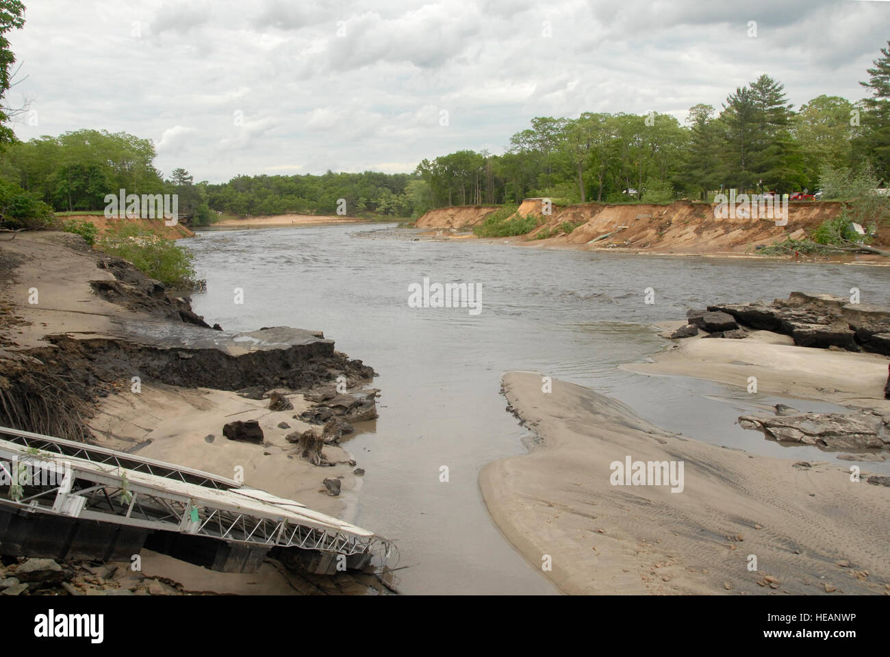 Débordant d'un 245-acre Lake dans la station balnéaire de Lake Delton, Wisconsin (Etats-Unis), qui a détruit plusieurs maisons et violé une route locale, est indiqué le 9 juin 2008. Le lac, qui déborde à cause des fortes pluies dans le Midwest, complètement vidangé dans la rivière Wisconsin à proximité. Le gouverneur du Wisconsin a déclaré l'état d'urgence en raison de l'inondation et du Wisconsin a permis de l'Adjudant général Brigadier de l'armée. Le général Don Dunbar pour activer les troupes de la Garde nationale pour aider aux efforts de secours. Le sergent-chef. Paul Gorman Banque D'Images