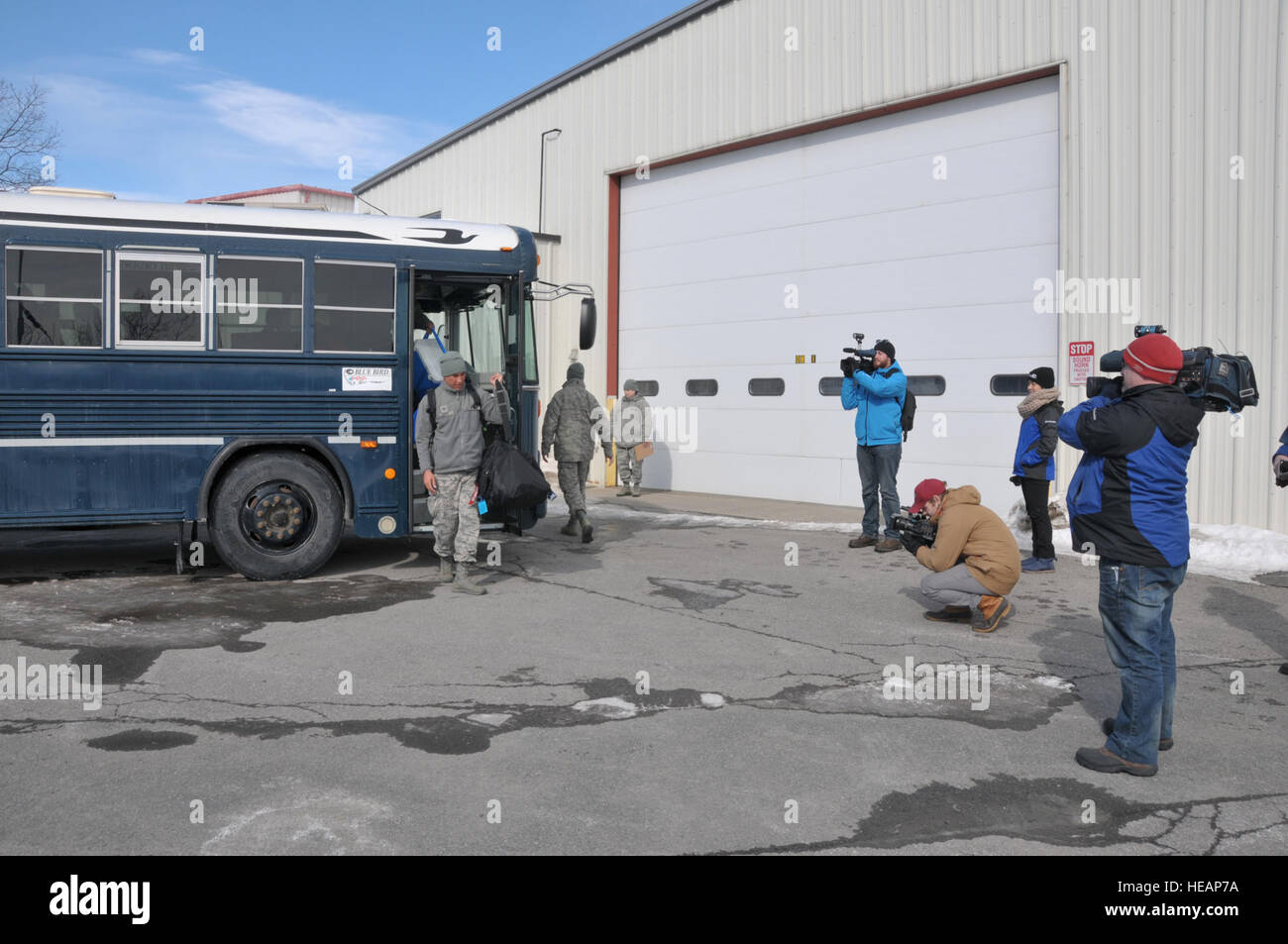 Les membres de la Garde nationale aérienne de New York's 109th Airlift Wing laisser un bus que les membres des médias à la suite du film leur retour d'un déploiement à la National Science Foundation's de la station McMurdo en Antarctique, le mardi 24 février. Les Aviateurs opérer sur skis LC-130 Avion de transport dans le cadre de l'opération Deep Freeze, l'armée américaine en faveur de la science sur le continent. Le sergent-chef. William Gizara Banque D'Images