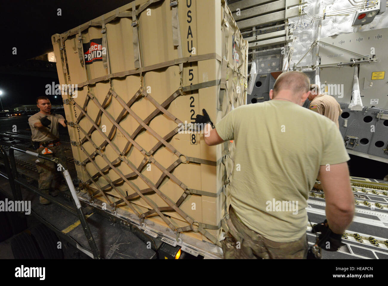 Les aviateurs de l'US Air Force affectée à la 455 e Escadron expéditionnaire port aérien travaillent ensemble pour proposer une palette en avant sur un C-17 Globemaster III, à l'air de Bagram, en Afghanistan, le 21 juin 2014. Le sergent-chef. Cohen A. Young Banque D'Images