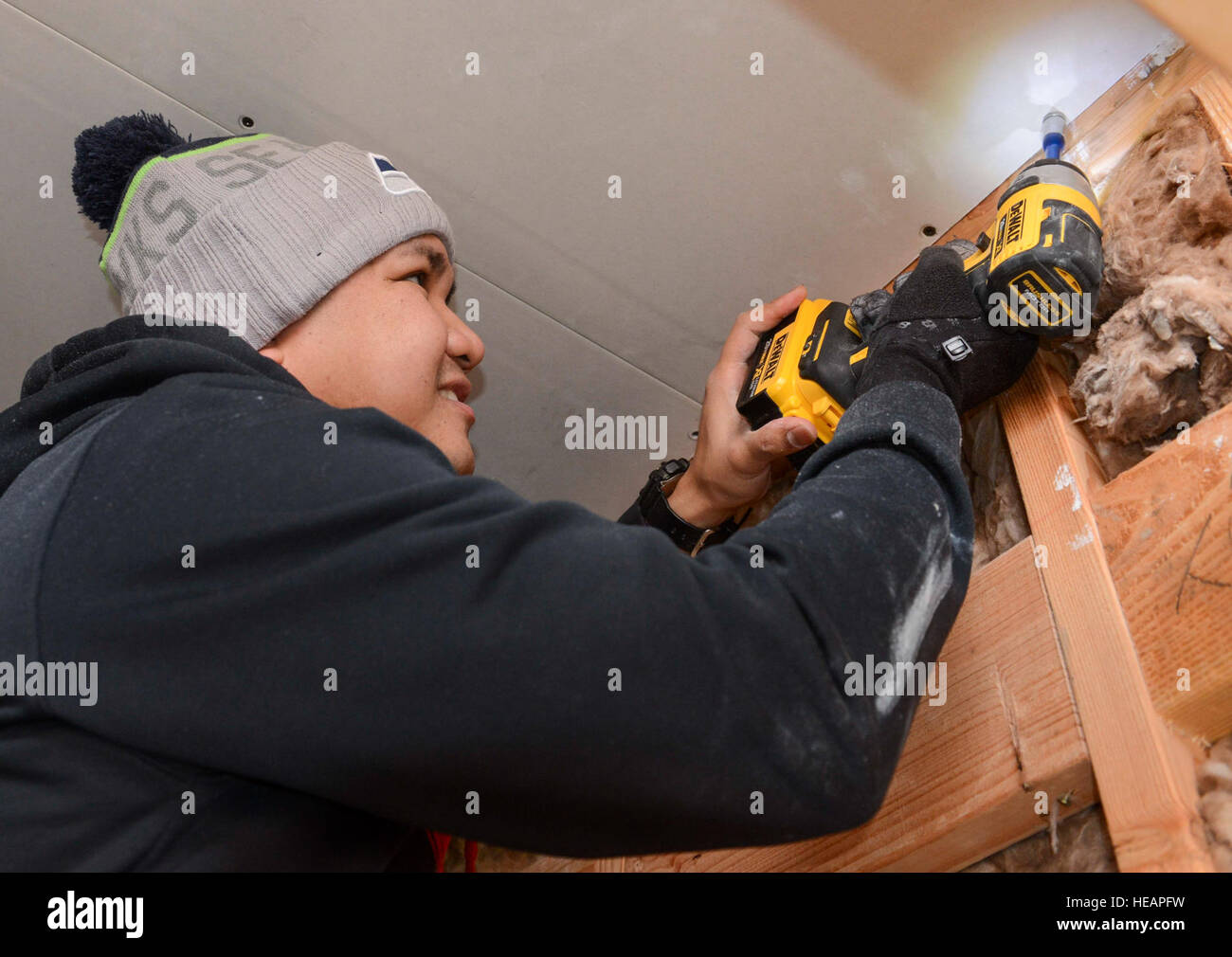 Issaquah, Washington (nov. 21, 2015) - Aviation maître de Manœuvre (manutention) 1re classe Mamaril Joeffrey, originaire de San Diego, de l'installation d'une cloison sèche en faisant du bénévolat avec Habitat pour l'humanité. USS Nimitz (CVN 68) marins participer à un travail bénévole de donner en retour à la communauté alors que dans le port d'une disponibilité progressive planifiée prolongée. Spécialiste de la communication de masse 2e classe Ian D. Zagrocki Banque D'Images