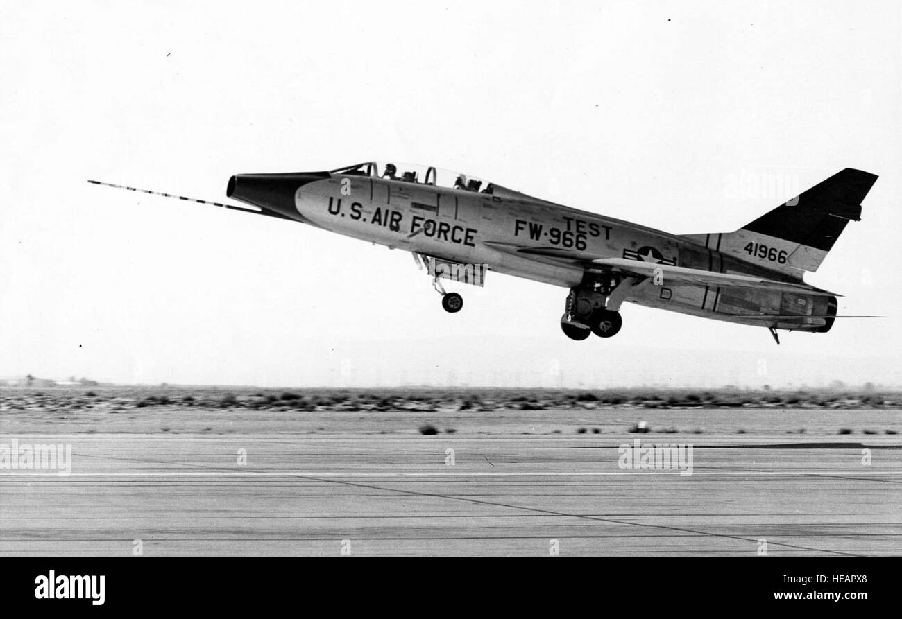 North American TF-100C (S/N 54-1966) le décollage. La TF-100C'était l'avion prototype de la F-100F. Développé en Amérique du Nord les deux places version formateur sur la spéculation, sans frais pour l'USAF. La seule TF-100C fut perdu dans un accident le 9 avril 1957. (U.S. Photo de l'Armée de l'air) Banque D'Images