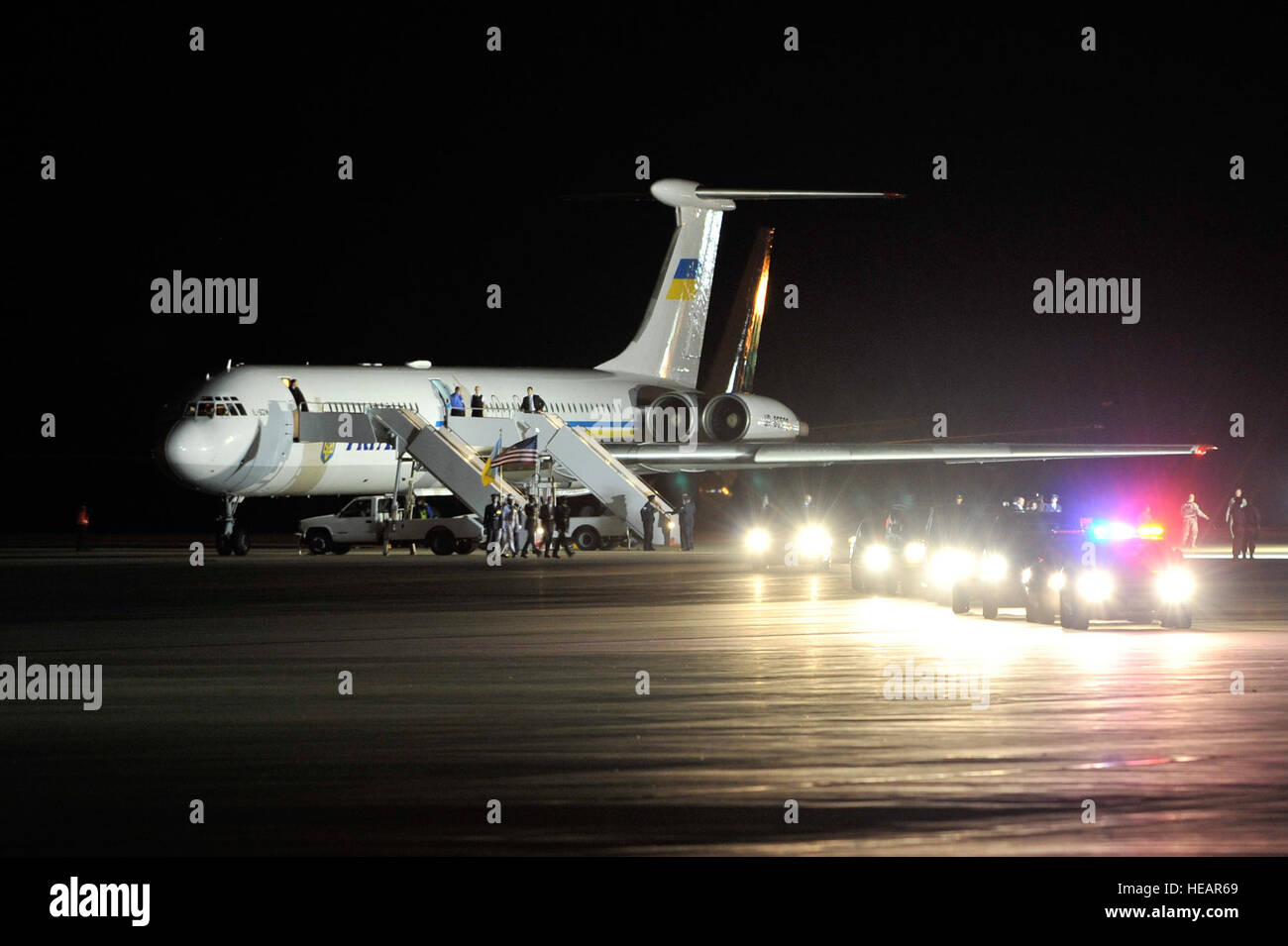 Le président ukrainien Viktor Ianoukovitch quitte le cortège du ligne de vol le 11 avril 2010, à Joint Base Andrews sur son chemin vers le sommet sur la sécurité nucléaire organisé par le président américain Barack Obama à Washington, D.C., prévu pour lundi et mardi. La 316e Escadre est à la tête d'activités afin d'offrir un coffre-fort, efficace et efficiente des services d'arrivée et de départ pour les invités qui transitent par Andrews. Banque D'Images