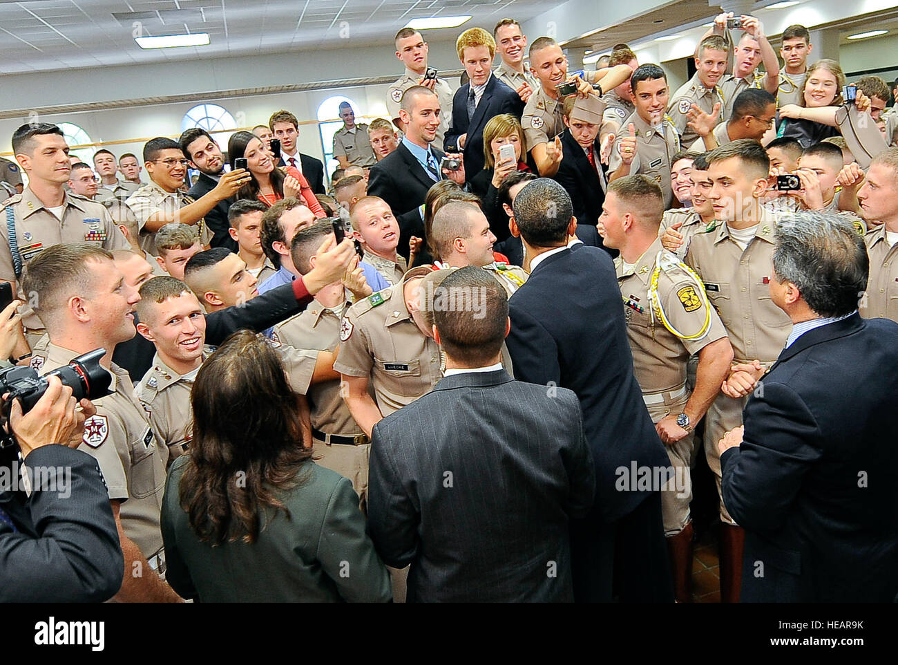 Le président américain Barack Obama serre la main avec les cadets de la Texas A&M University après avoir assisté à la Points of Light forum de la Fondation de l'université de College Station, Tx., 16 octobre 2009. Le sergent-chef. Jerry Morrison() Banque D'Images