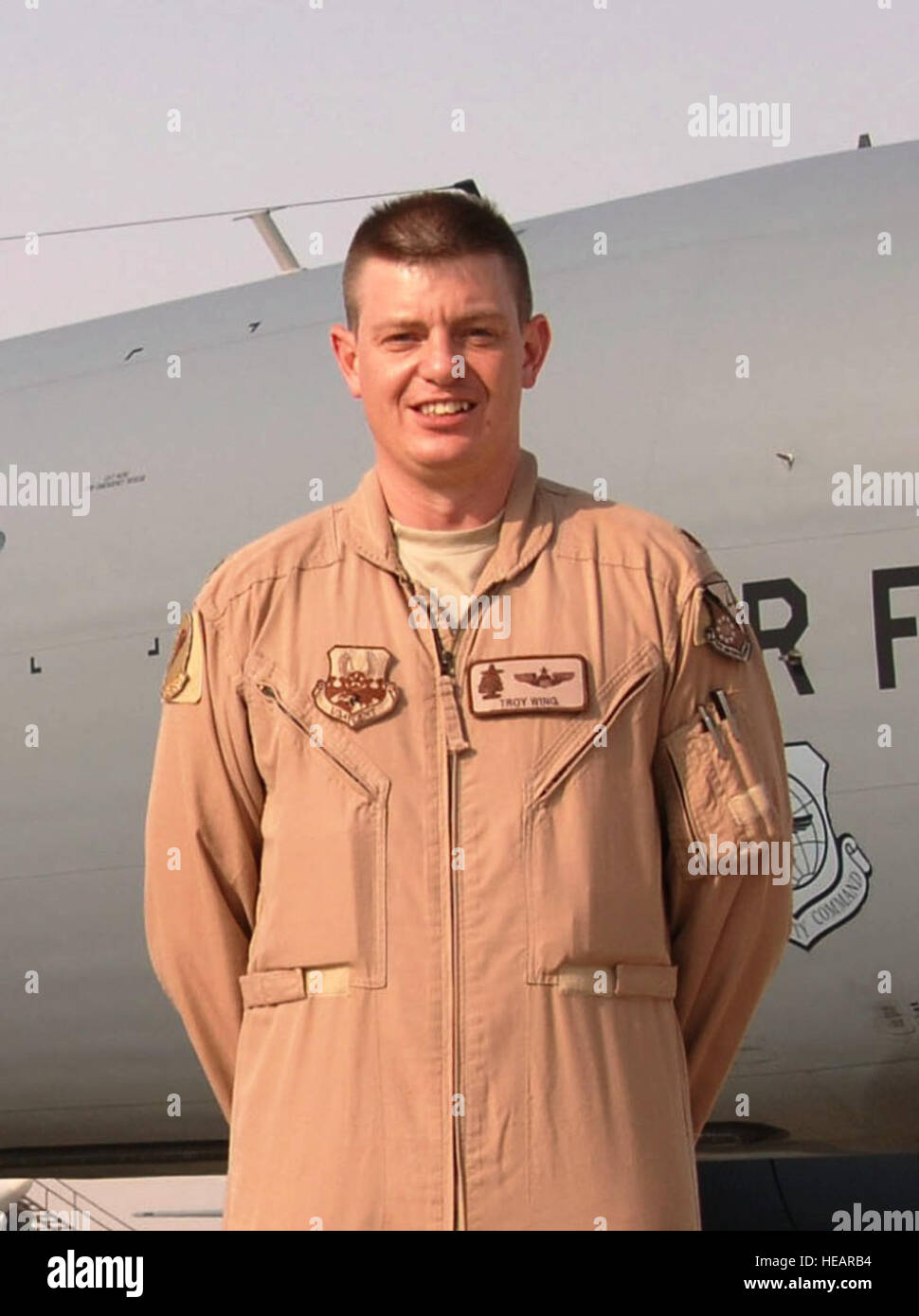 Asie du sud-ouest - (De gauche à droite) Le Capt Pat Edwards, le Major Troy aile et d'un membre de la 1re classe Sam Johnson, le KC-135 de l'équipage de McConnell Air Force Base, au Kansas, posent pour une photo après avoir terminé une mission du 1er septembre, 2010. C'était le 379e Escadron de ravitaillement en vol expéditionnaire dernière sorte de l'opération IRAQI FREEDOM et la première opération de l'aube nouvelle. Tech. Le Sgt. Kimberly Spinner) Banque D'Images