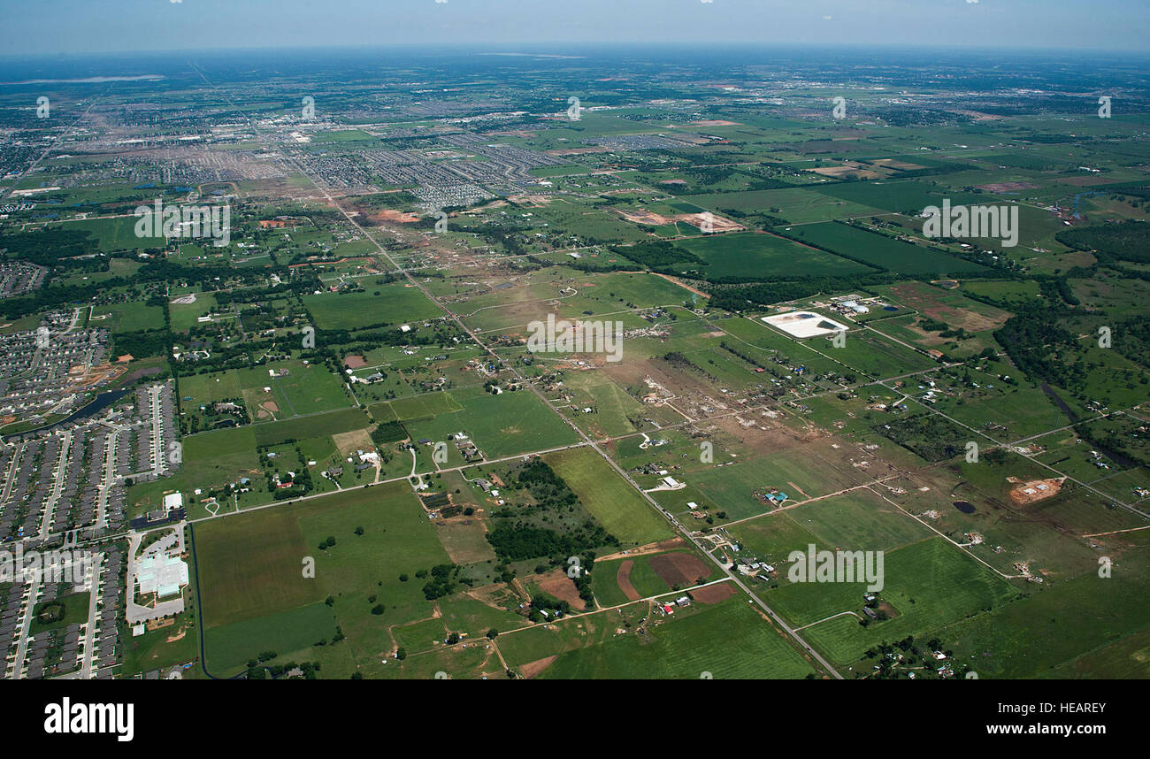 Le chemin d'une récente tornade dans Moore, Oklahoma, le 22 mai 2013. Une tornade dans la catégorie des EF5, la plus forte possible catégorie, avec des vents allant de 200 à 210 mph frappé Moore le 20 mai 2013. L'Okla. Bureau du médecin légiste en chef signale 24 décès liés à des orages de lundi. Tech. Le Sgt. Bradley C. Church) Banque D'Images