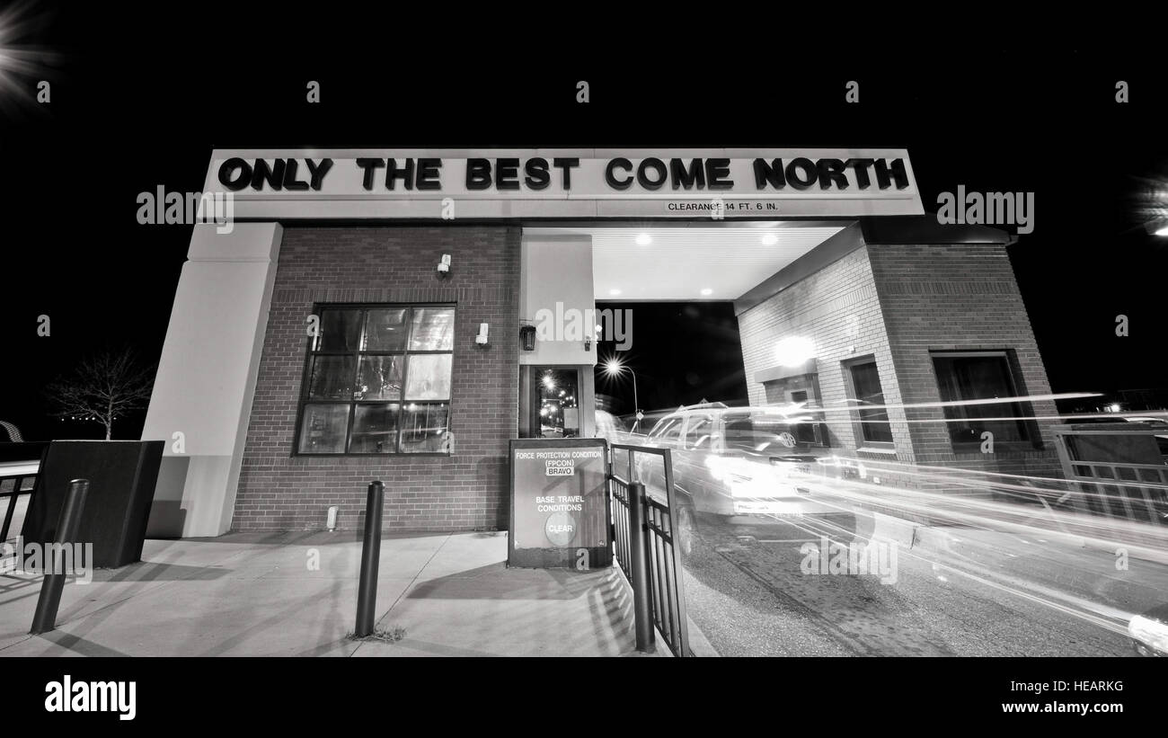 Contrôleur d'entrée de l'installation d'aviateurs de la 5e Escadron des Forces de sécurité de vérifier l'identité et de permettre l'entrée sur Minot Air Force Base, N.D., Octobre 14, 2015. Le s.. Roderick Green, Senior Airman Micah Husen et d'un membre de la 1re classe Jason Sutton, 5e les forces de sécurité de l'installation des contrôleurs de vol Charlie d'entrée, la porte principale de 18 h à 6 h, vérification et inspection de l'identification des véhicules. Navigant de première classe J.T. Armstrong) Banque D'Images