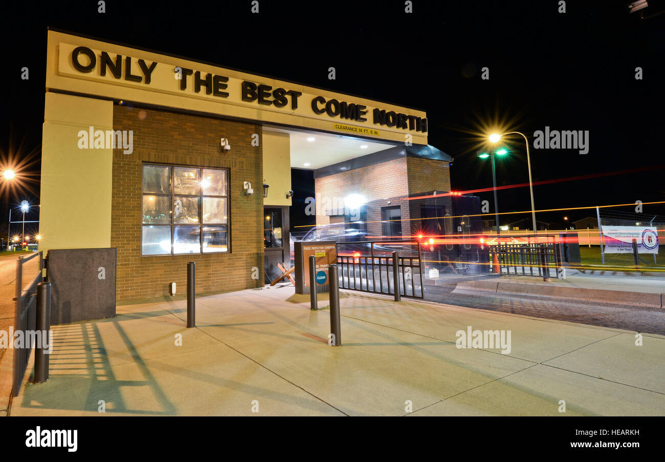 Contrôleur d'entrée de l'installation d'aviateurs de la 5e Escadron des Forces de sécurité de vérifier l'identité et de permettre l'entrée sur Minot Air Force Base, N.D., Octobre 14, 2015. Le s.. Roderick Green, Senior Airman Micah Husen et d'un membre de la 1re classe Jason Sutton, 5e les forces de sécurité de l'installation des contrôleurs de vol Charlie d'entrée, la porte principale de 18 h à 6 h, vérification et inspection de l'identification des véhicules. Navigant de première classe J.T. Armstrong) Banque D'Images