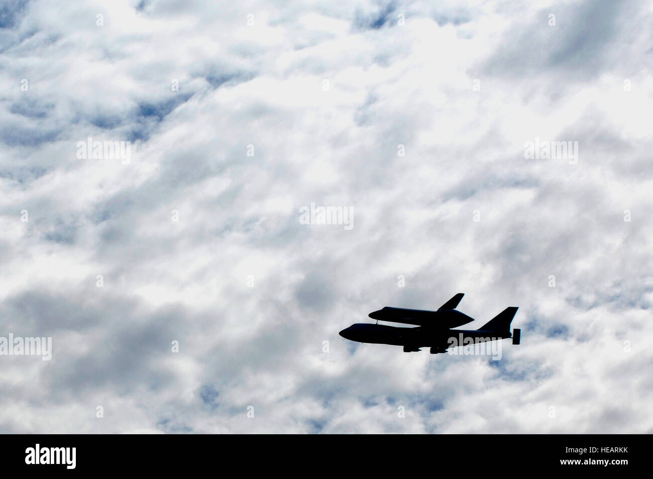 La NASA Navette 747 avions de transport aérien avec la navette spatiale Discovery monté au sommet vole dans toute le ciel de la région de la capitale nationale, le 17 avril, dans le cadre de la navette dernier voyage dans l'air. L'avion a atterri à l'aéroport International Washington Dulles Airport de Sterling, Virginie avant son transfert dans le National Air and Space Museum Discovery terminé 39 missions, a passé 365 jours dans l'espace, en orbite autour de la terre 5 830 fois, et a parcouru 148 221 675 kilomètres. Airman Senior Steele C. G. Britton) Banque D'Images