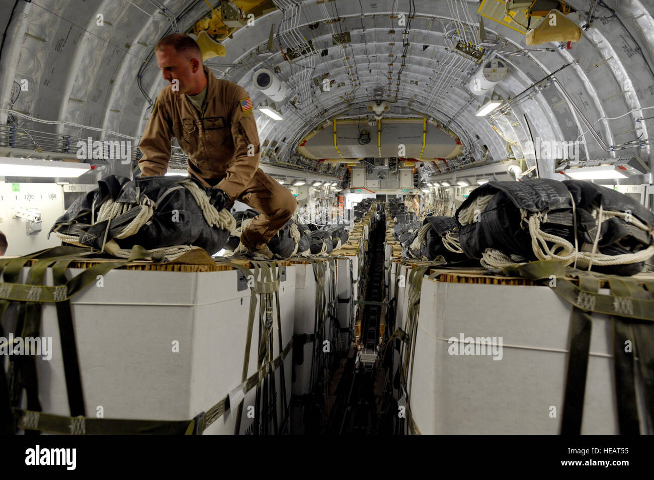 Tech. Le Sgt. Le Tchad, 816th Escadron de transport aérien expéditionnaire inspecteur mixte, inspecte et fait les ajustements nécessaires aux palettes de l'eau étant passée de l'air d'un C-17 Globemaster III Appui à l'opération Enduring Freedom dans un endroit inconnu, le 26 mai 2011. Banque D'Images