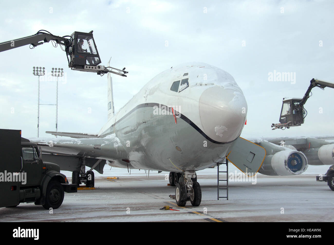 Les cadres supérieurs de l'US Air Force Airman Kyle Kindig, à gauche, et l'Aviateur Senior U.S. Air Force Riley Neads, droit, l'exploitation de camions de dégivrage de canons à neige de coup d'un OC-135 Appareil de ciel ouvert 3 février à Offutt Air Force Base, de l'ONÉ. Le temps d'entretien supplémentaire est nécessaire pendant les opérations d'hiver pour chauffer l'appareil et d'enlever la neige et la glace. Kindig et NEADS est affecté à la 83e Unité de maintenance d'aéronefs, 55 e Escadron de maintenance. Delanie Stafford Banque D'Images
