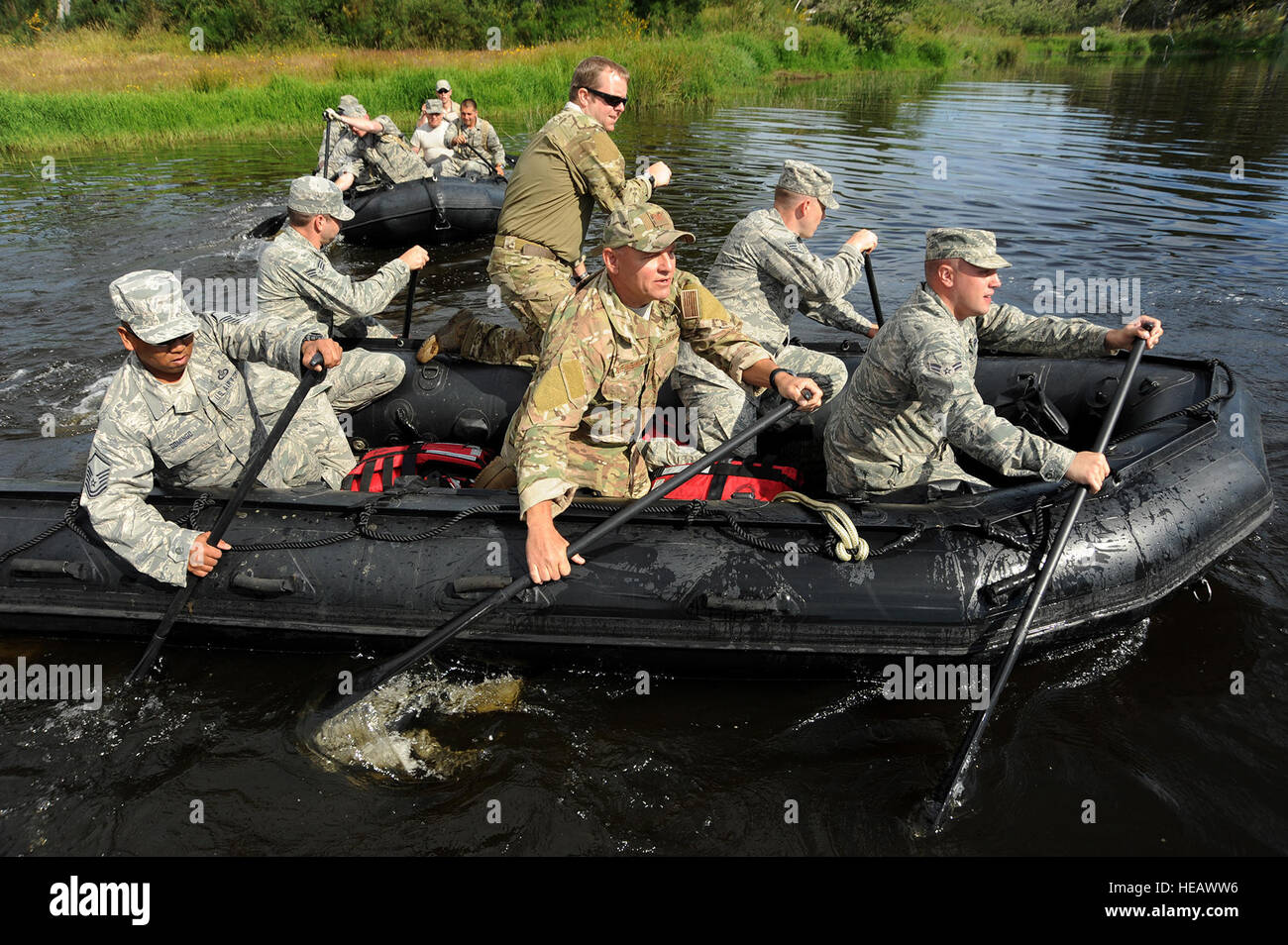 Aviateurs affectés à l'oregon Les opérations de combat groupe travaillent ensemble pendant le "Monster Mash" d'entraînement, le 22 juin 2013 au Camp Rilea, Ore. La formation a eu lieu pendant une période de cinq jours dans lequel le COG, composé de quatre unités de la garde de l'air de l'Oregon ; 125e Special Tactics Squadron, 116th Air Control Squadron, 270e Escadron de contrôle de la circulation aérienne et la 123e vol météo. L'objectif de la formation était de renforcer le moral de l'unité, d'établir de nouveaux réseaux professionnels et d'améliorer le développement militaire. (Air National Guard photo/Tech. Le Sgt. Jean Hughel) Banque D'Images