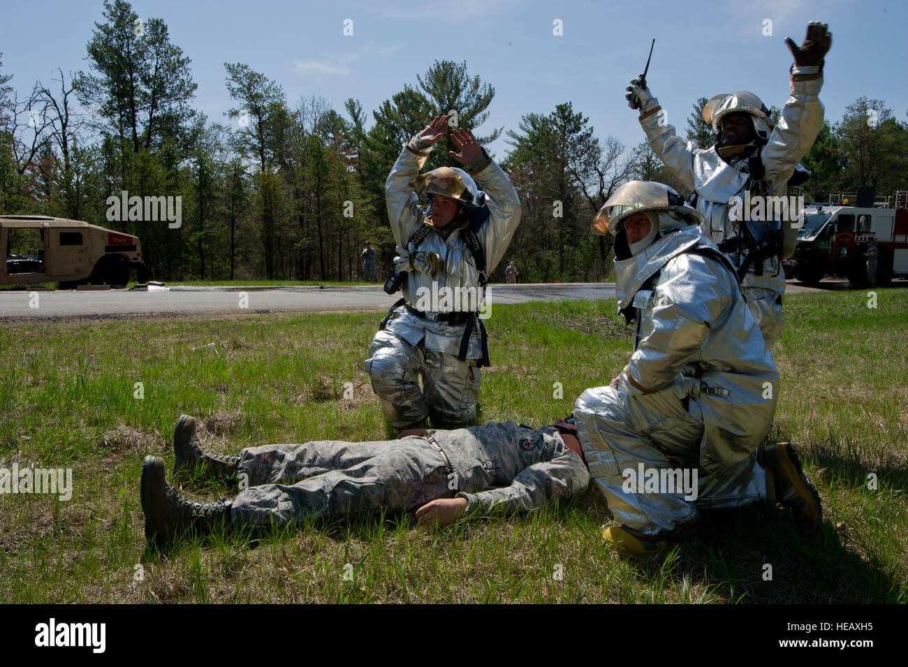 Les pompiers de l'US Air Force répondre à une simulation de véhicule dispositif explosif le 10 mai 2014, attaque de Fort McCoy, Wisconsin (Etats-Unis), dans le cadre de l'exercice guerrier patriote de 2014. La réserve militaire des États-Unis de toutes les directions générales participent aux exercices combinés Patriot Warrior, Global Medic, Diamond, Sabre et CSTX en prévision de prochains déploiements dans des environnements. Le sergent-chef. Donald R. Allen Banque D'Images