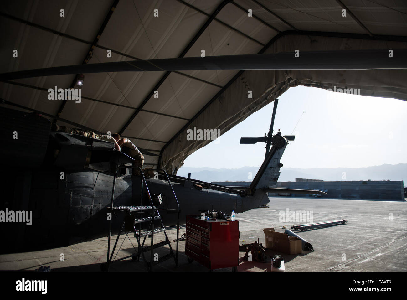 Les aviateurs américains affectés à la 41e Unité de maintenance d'hélicoptères de la Force expéditionnaire du travail à effectuer une inspection 50 heures sur un HH-60 Pave Hawk helicopter Air à Bagram, en Afghanistan, le 28 juin 2015. La 41e EHMU S'assurer de préparer des éperviers sur Bagram sont prêts pour le vol et les remettre à l'état de préparation d'une mission une fois qu'ils la terre. Tech. Le Sgt. Joseph Swafford Banque D'Images