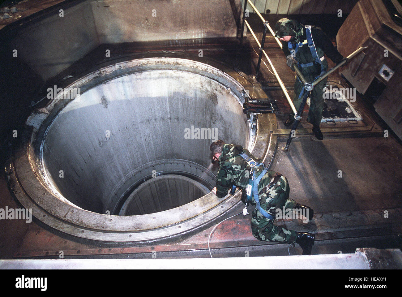 À l'intérieur d'un silo de missiles Peacekeeper à Vandenberg AFB, CA US Air Force le personnel d'entretien vérifier le tube de missiles pour les dommages qui ont pu avoir lieu pendant le lancement. À partir de la Airman Magazine, juillet 2000 article "Gardien de 2000." Banque D'Images