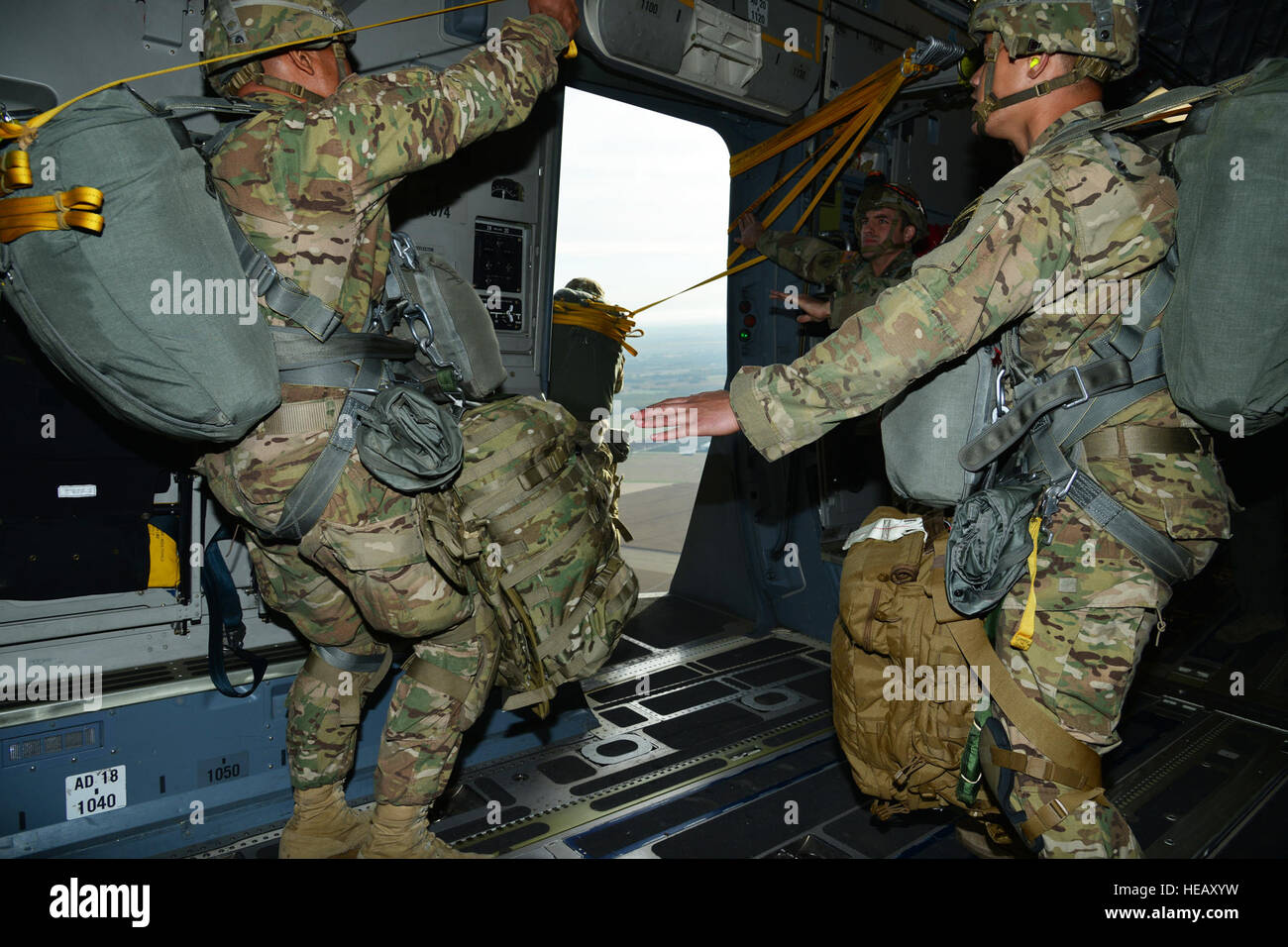 Les parachutistes de l'Armée américaine à partir de la 173e Brigade aéroportée, quitter un C17 Globemaster III de Papa Air Base, la Hongrie pendant les opérations aéroportées à Juliet Drop Zone à Pordenone, Italie, Octobre 17, 2016, dans le cadre de l'unité Peacemaster formation. L'Unité interarmées multinationale Peacemaster est exercice de préparation y compris la participation de 07 nations la conduite de missions dans 3 pays, la présentation de plus de 2000 soldats et 20 gouttes lourdes. La 173e Brigade aéroportée de l'armée américaine est la force de réaction d'urgence en Europe, capables de projeter des forces n'importe où aux États-Unis, d'Europe centrale ou de l'Afrique Com Banque D'Images