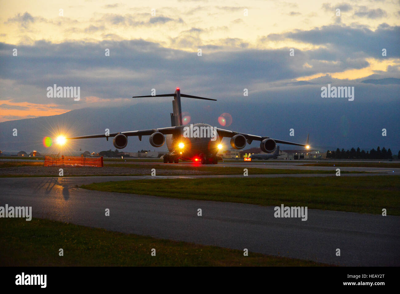 Un C17 Globemaster III de Papa Air Base, Hongrie, atterrit à la base aérienne d'Aviano, en Italie, le 18 octobre 2016 dans le cadre de l'unité Peacemaster formation. L'Unité interarmées multinationale Peacemaster est exercice de préparation y compris la participation de 07 nations la conduite de missions dans 3 pays, la présentation de plus de 2000 soldats et 20 gouttes lourdes. La 173e Brigade aéroportée de l'armée américaine est la force de réaction d'urgence en Europe, capables de projeter des forces n'importe où aux États-Unis, d'Europe centrale ou de l'Afrique domaines de responsabilité des commandes dans les 18 heures. (U.S. Photos de l'armée par l'information visuelle Speciali Banque D'Images