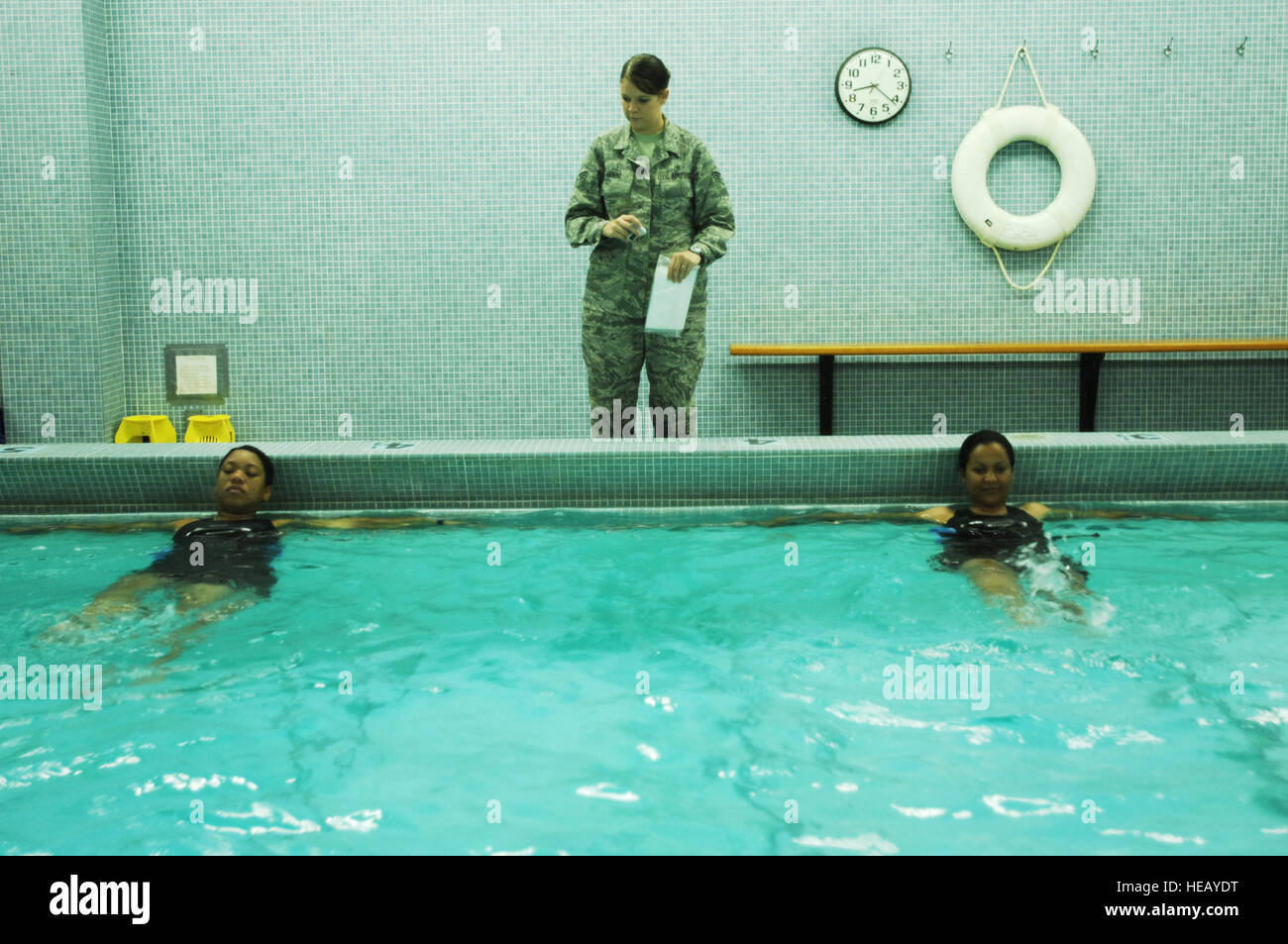 Les cadres supérieurs de l'US Air Force Airman Amanda Beard (centre), 59e de l'orthopédie et la réhabilitation physique de l'Escadron, technicien en médecine de l'armée américaine demande Pvt. Milagros Estopinan (à gauche) et le Cpl. Edmy Rodriguez, les élèves de la Defense Language Institute, à faire une série de thérapie de l'eau aérobic pendant une séance de thérapie physique, 21 septembre 2009, Wilford Hall Medical Center, Lackland Air Force Base, Texas. Airman Senior Bressler ambre)(1992) Banque D'Images