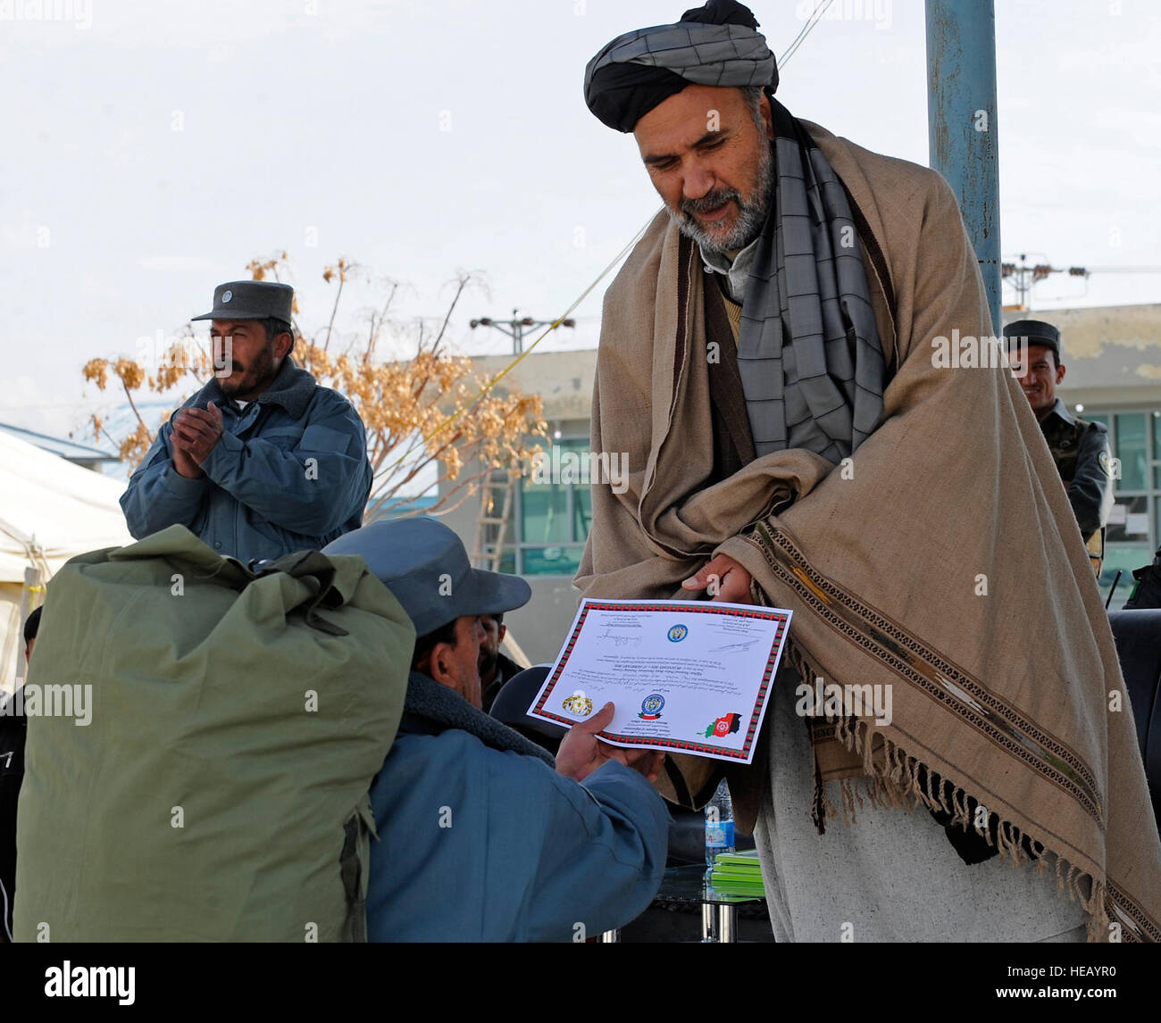 Gouvernement provincial. Ashraf Naseri présente un certificat à un diplôme d'une Police nationale afghane lors de l'obtention du diplôme à l'Académie de Qalat, province de Zabul, Afghanistan, le 19 février. Plus de 250 agents est diplômé de la formation et sera de retour à leurs communautés respectives de servir. Le s.. Brian Ferguson)(1992) Banque D'Images