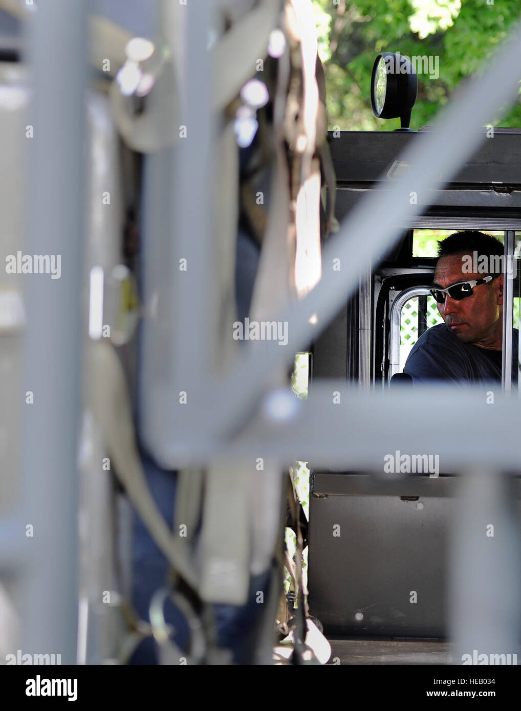 U.S. Air Force Tech. Le Sgt. Robert Adams, 86e Escadron de Port Aérien, ressemble à son arrière à l'intérieur d'un 25K Halverson pendant l Dawg Défi à Dobbins Air Reserve Base, Ga., 18 juin 2015. Le port a été créé Défi Dawg pour améliorer et maintenir l'esprit de camaraderie, l'esprit de corps et le prestige de port aérien tout en favorisant le professionnalisme des aviateurs, le leadership, la formation et la communication entre "Port Dawgs.' Tech. Le Sgt. Stephen D. Schester Banque D'Images