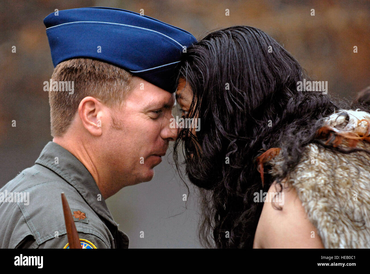 Le Major Bill Eberhardt touche avec un nez au cours d'un guerrier Maori Powhiri, ou cérémonie de bienvenue le 18 août à Christchurch, Nouvelle-Zélande. Aviateurs de McChord AFB, Washington, sont à Christchurch pour commencer l'hiver annuel fly-in soutenant le programme de l'Antarctique à la station McMurdo, en Antarctique. Tech. Le Sgt. Shane A. Cuomo) Banque D'Images