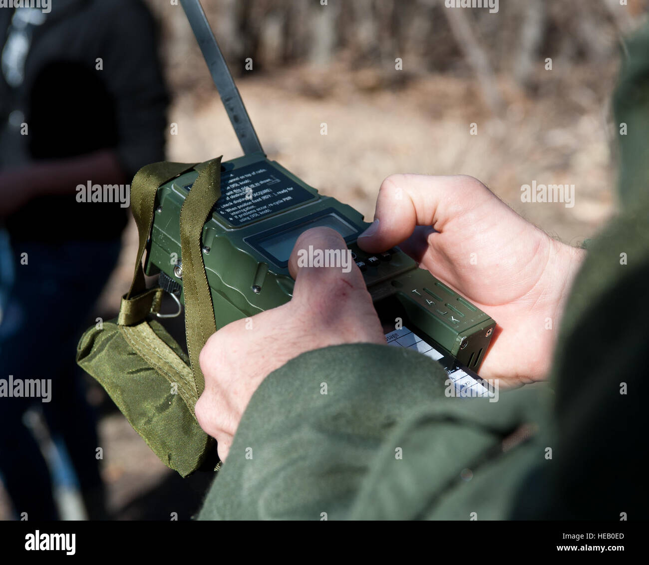 Le 22 mars 2012, le 37th Bomb Squadron a utilisé des radios AN/PRC-112 G pour entrer les coordonnées et assurer la navigation de l'équipage lors d'un exercice de sauvetage au Sturgis Training Compound, Dakota du Sud. Banque D'Images