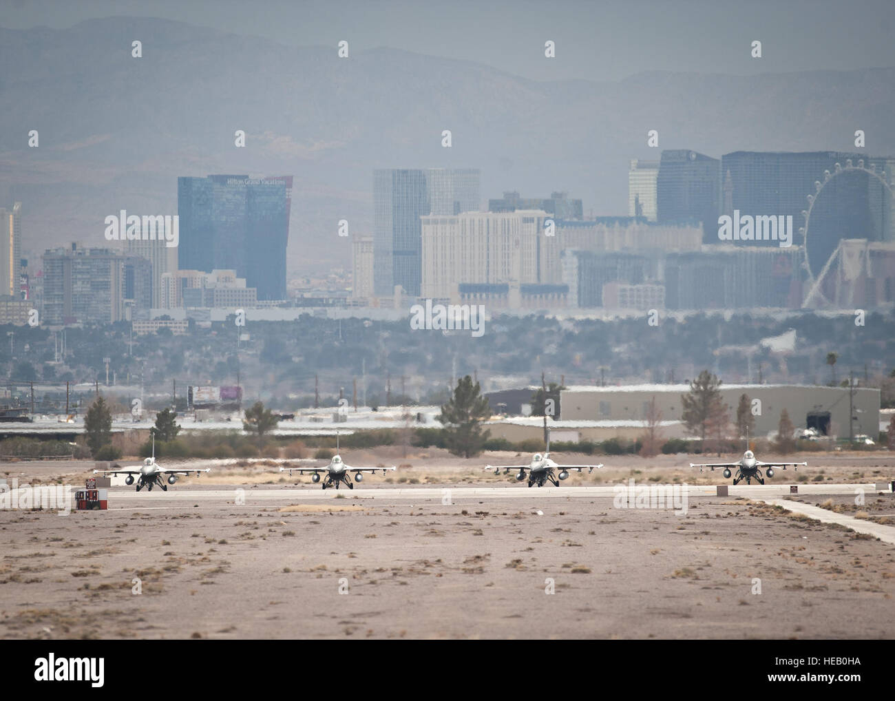 Quatre F-16 Fighting Falcon se préparent à lancer au cours de l'exercice Red Flag 15-1 Le 26 janvier 2015, à Nellis Air Force Base, Nevada Drapeau Rouge est un exercice de combat réaliste impliquant des forces aériennes alliées des États-Unis et mener des activités de formation sur les 15 000 milles carrés-Nevada Test et gamme de formation. Les F-16 sont affectés à la 175e Escadron de chasse, Joe Foss Air National Guard, Sioux Falls, S.D. Le s.. Siuta B. Ika) Banque D'Images