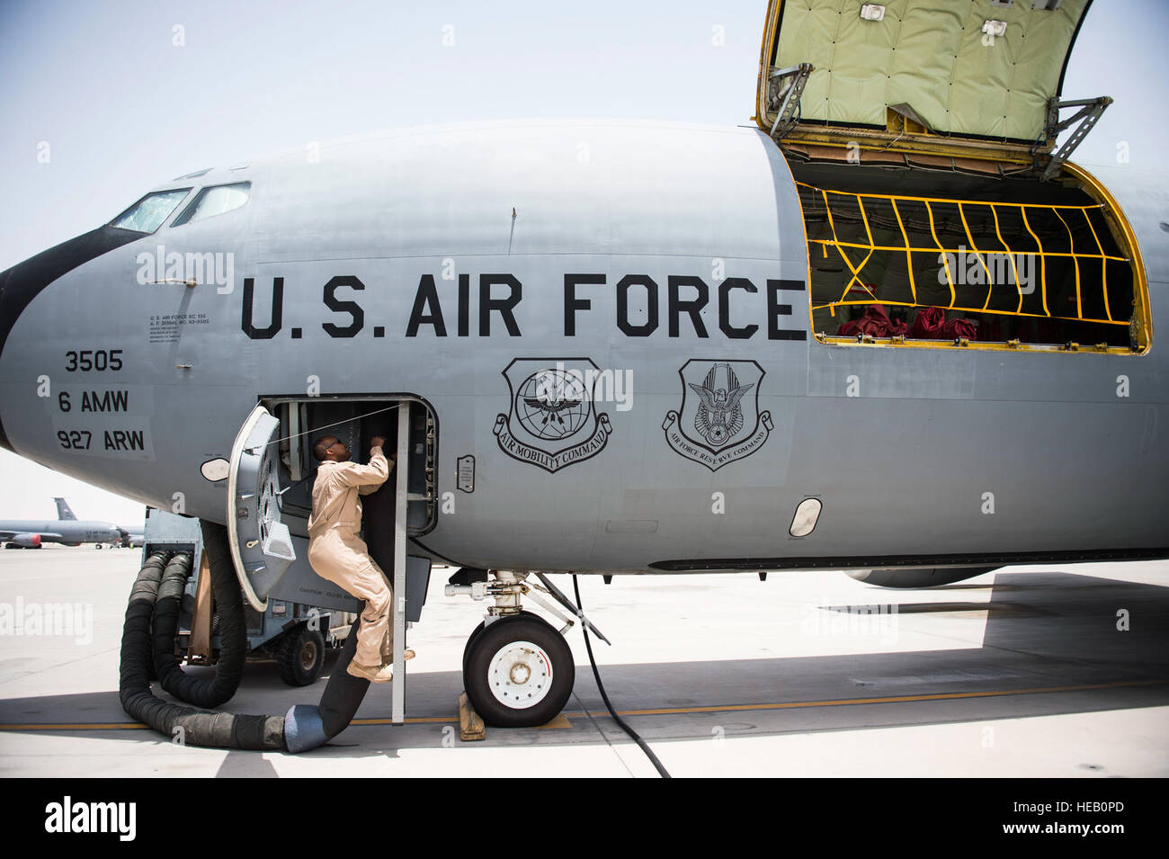 Darhon Senior Airman Hambrick, un perchman affecté à la 340e Escadron expéditionnaire de ravitaillement en vol, les conseils son avion pour une mission de ravitaillement à Al Udeid Air Base, au Qatar, le 31 mai 2016. Aviateurs du 340e oreilles ravitaillé un E-3 Sentry sur l'Irak, à l'appui de groupe Force-Operation résoudre inhérent. Les États-Unis et plus de 60 partenaires de coalition travaillent ensemble pour éliminer le groupe terroriste ISIL et la menace qu'ils représentent pour l'Iraq et la Syrie. Le s.. Larry E. Reid Jr., sorti) Banque D'Images