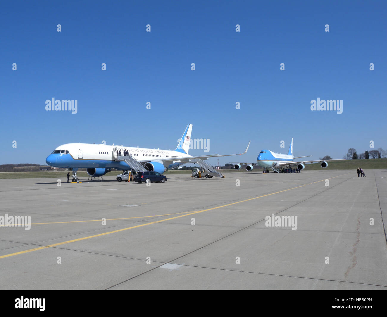 Le président Obama et le Vice-président Biden land à la Pennsylvania Air National Guard 171e Escadre de ravitaillement en vol près de Pittsburgh en Pennsylvanie, le 16 avril 2014. Avant leur tour de le Collège communautaire du comté d'Allegheny West Hills Centre pour parler de l'importance de l'emploi, la formation des compétences axé sur Obama et Biden a pris le temps de serrer la main des membres de la 171e Escadre de ravitaillement. (U.S. Le sergent-major de la Garde nationale aérienne. Michaela Diallo Banque D'Images