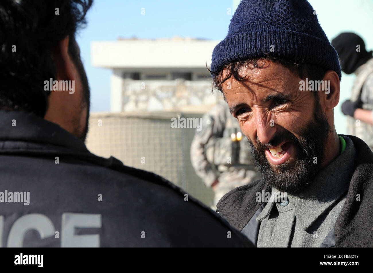 Deux agents de la police nationale afghane lors de jeux de rôle en formation à l'encadrement militaire, en Afghanistan, le Ramak 21 déc. Les membres de l'Équipe des affaires civiles attribuées à base d'Ghazni étaient dans Ramak pour enseigner la police nationale afghane pro-active tactiques policières d'établir des relations avec les personnes qu'ils servent. Banque D'Images