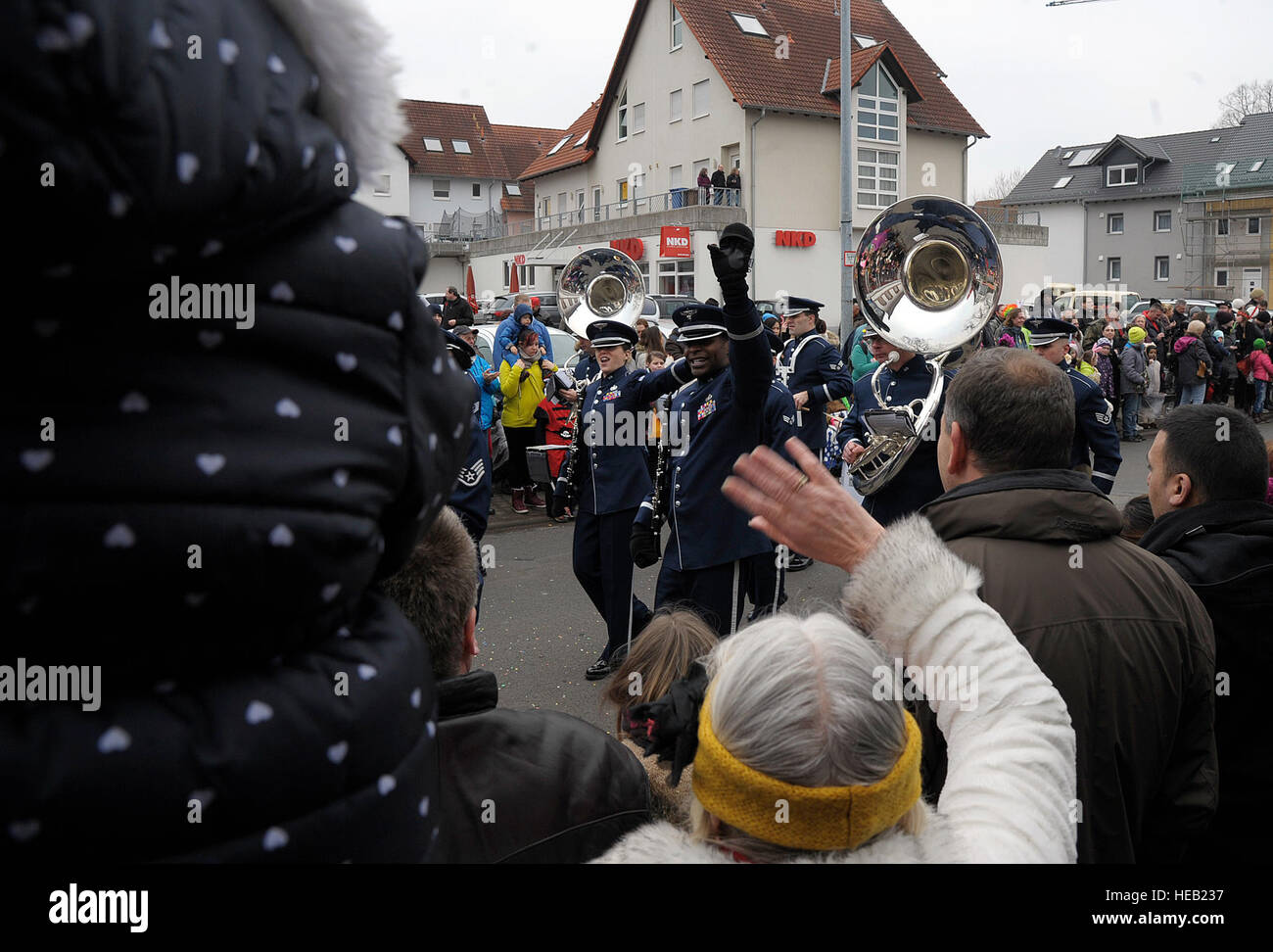 Les membres de l'US Air Forces in Europe Band vague à la foule lors de la parade du Carnaval à Ramstein-Miesenbach, Allemagne, le 17 février 2015. L'USAFE Band et d'autres membres à Ramstein Air Base a participé à la 64e parade annuelle. Airman Senior Timothy Moore) Banque D'Images