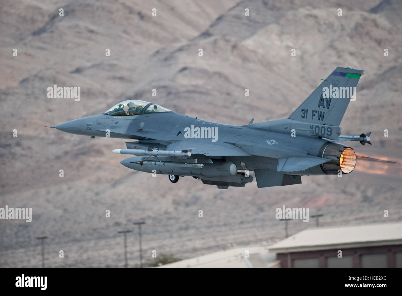 Un F-16 Fighting Falcon, affecté à la 555e Escadron de chasse, la base aérienne d'Aviano, en Italie, lance au cours de l'exercice Red Flag 15-1 à Nellis Air Force Base, Nevada, le 26 janvier 2015. Drapeau rouge fournit une série d'intenses des scénarios pour l'équipage et le personnel au sol d'accroître leur efficacité et de préparation au combat pour l'avenir des opérations. Le s.. Siuta B. Ika) Banque D'Images