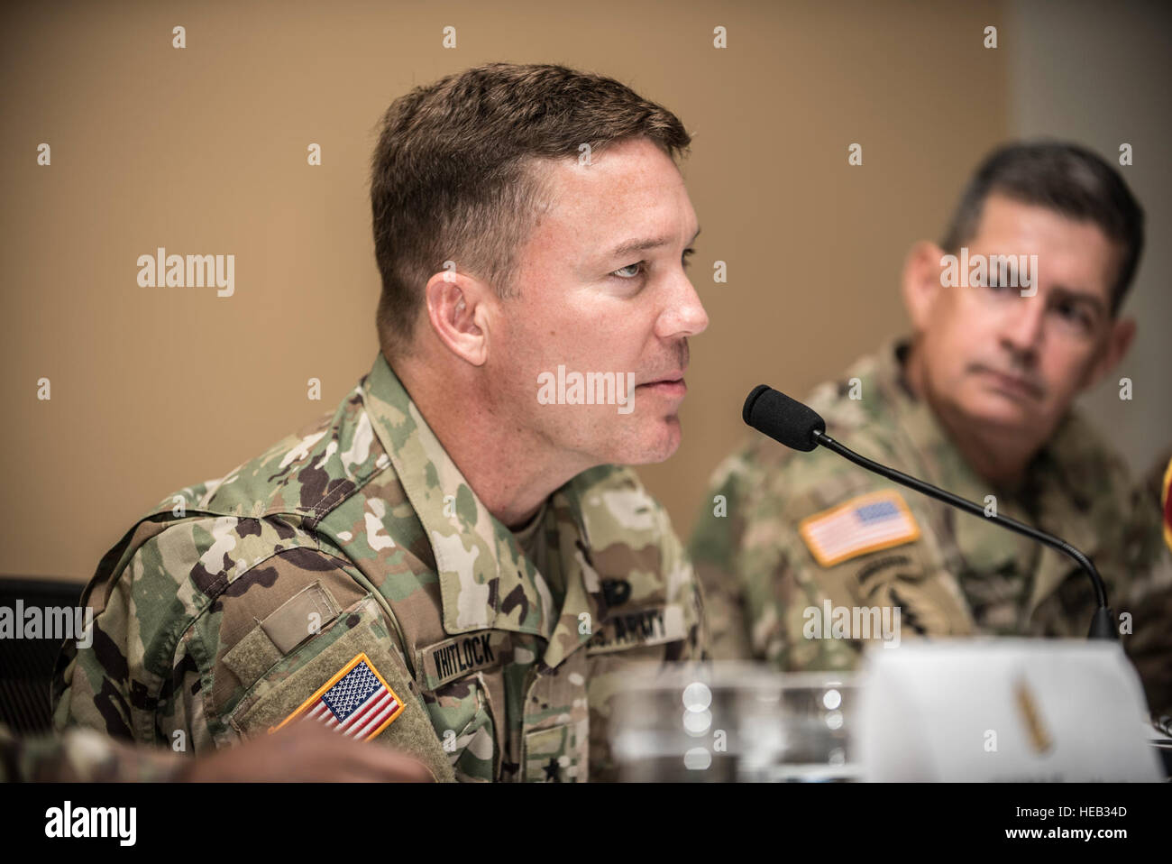 Le brig. Le général Joseph Whitlock, directeur adjoint d'affaires politico-militaire (de l'hémisphère occidental), J-5, le personnel commun à Washington D.C., répond aux questions sur le terrain au cours d'un chef supérieur séminaire tenu à Joint Base Lewis McChord, Washington, le 6 août. Soixante-sept professeurs de sciences militaires provenant de 150 universités réparties dans l'ensemble de 26 membres étaient présents lors du séminaire dans le cadre d'un développement annuel de formation activité conçue pour tirer parti de l'encadrement supérieur et des techniques de motivation ainsi qu'un forum d'échange d'idées et de meilleures pratiques. L'événement était organisé par la 104e Tra Banque D'Images