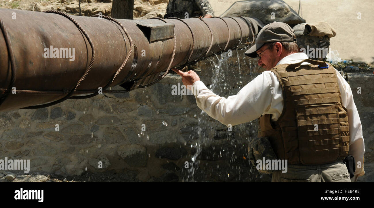 La province de Kunar, Afghanistan - Kevin Kock, représentant du ministère de l'Agriculture des États-Unis pour l'Équipe de reconstruction provinciale de Kunar, évaluer' un bris d'une conduite d'eau qui a été endommagée au cours d'une offensive de la coalition contre les talibans et les forces d'Al Qaïda qui ont eu lieu dans le district de Marawara, Juillet 1. Quelques jours après la grève sur le Anti-Afghan, les forces afghanes et les forces américaines travaillent à stabiliser la région dans l'Est de l'Afghanistan, la province de Kunar. Les cadres supérieurs de l'US Air Force Airman Nathan Lipscomb, l'Équipe de reconstruction provinciale de Kunar)(1992) Banque D'Images