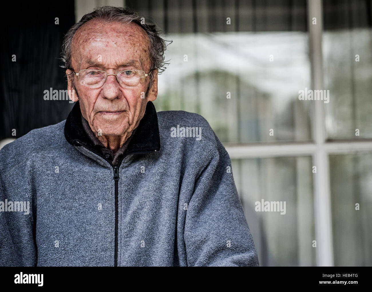 Le colonel à la retraite sera Gideon, ancien 437e Airlift Wing commander l'Escadron d'approvisionnement et de la gestion des ressources sous-commandant, bénéficie d'sa retraite de son porche, le 26 mars 2013, à Mount Pleasant, L.C. (Gideon a été interné comme prisonnier de guerre au Vietnam du Nord après son F-105 Thunderchief fighter jet a été abattu le 7 août 1966, et a eu lieu jusqu'à sa libération le 4 mars 1973. Mars 2013 marque le 40e anniversaire de l'American prisonniers qui revient de la guerre du Vietnam. Un membre de la 1re classe Tom Brading) Banque D'Images