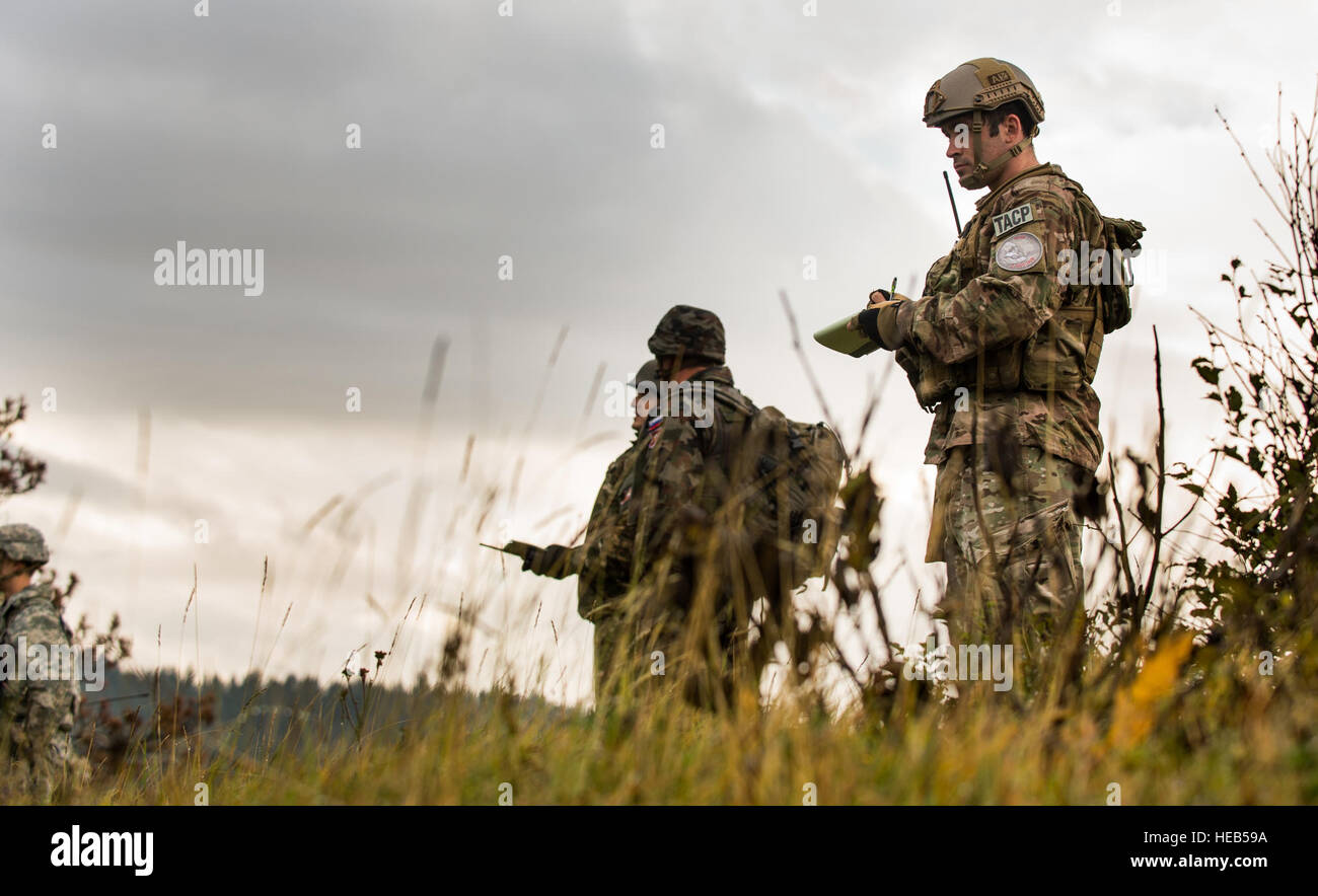 Les cadres supérieurs de l'US Air Force Airman CJ Farrell, 2e escadron des opérations d'appui aérien de la finale de l'attaque conjointe contrôleur en formation, dresse un plan de la zone d'entraînement avant de fournir un appui aérien rapproché pour les unités de l'armée américaine le 16 octobre 2015 à Pocek Gamme de formation, près de Postojna, Slovénie. La 2ème ASOS intégré avec le 2e bataillon du 503e Régiment d'infanterie, à fournir un soutien pour l'exercice Rock La preuve C. Le s.. Armando A. Schwier-Morales) Banque D'Images