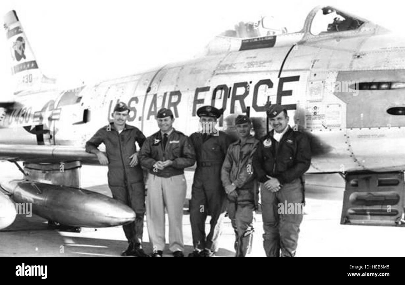 Les forces de l'air américaine de 1956 en Europe (50e Fighter-Bomber Wing) représentants de l'Armée de l'air Armes de Chasse Répondre à Nellis Air Force Base, Nevada, inclus (de gauche à droite) Le capitaine Coleman Baker, le Lieutenant-colonel Charles "Chuck" Yeager, le Colonel Fred Ascani, le Major James Gasser et le capitaine Robert Pasqualicchio. (U.S. Air Force photo gracieuseté de Randy Saunders) Banque D'Images