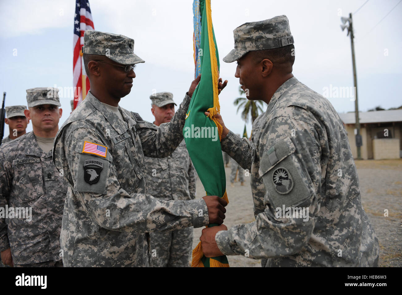 GUANTANAMO BAY, Cuba - l'Armée de terre Le Lieutenant-colonel Christopher Wynder (à gauche) reçoit le 525e Bataillon de la Police militaire, le colonel de l'armée aux couleurs Donnie Thomas, Joint Task Force Conjointe du Groupe de détention de Guantanamo, commandant symbolisant la nomination de Wynder MP 525e bataillon au cours d'une cérémonie de passation de commandement, le 13 juillet 2010. Le 525e Bataillon MP constitue une partie de la force de garde la foi à Guantanamo. JTF Guantanamo fournit sûr, humain, juridique et transparent le soin et la garde des détenus, y compris ceux qui ont été condamnés par une commission militaire et ceux commandés libéré par un tribunal. La foi mène Banque D'Images