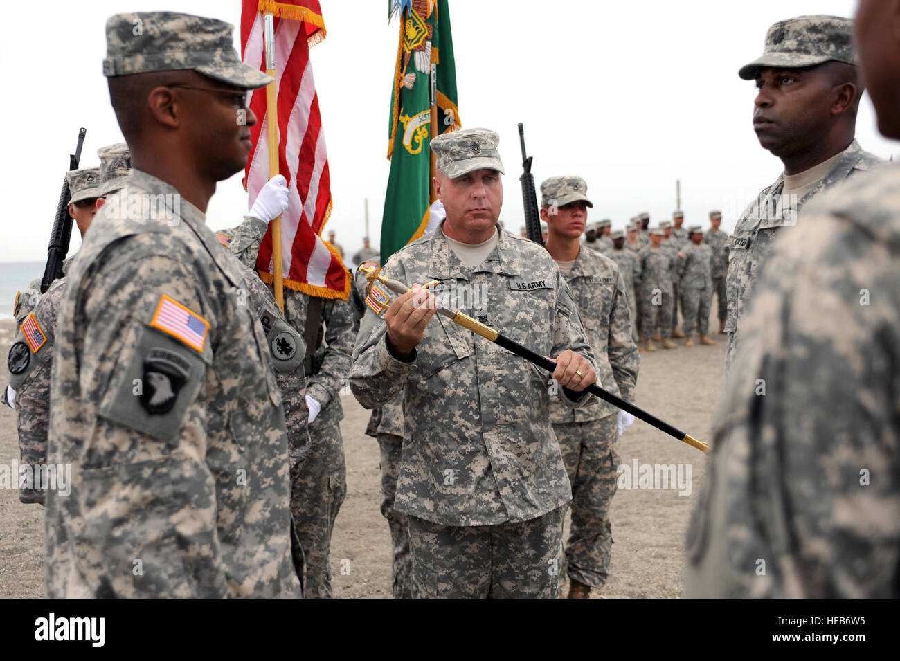 GUANTANAMO BAY, Cuba - Army Command Sgt. Le major Steven M. Raines détient l'Armée de l'épée de sous-officiers avant de le transmettre à l'Armée Le lieutenant-colonel Alexander Conyers (à droite) au cours d'une cérémonie de changement de responsabilité, 13 juillet 2010. Conyers et Raines ont renoncé à leurs postes de commandement après deux ans avec l'unité à la Force opérationnelle Guantanamo. JTF Guantanamo fournit sûr, humain, juridique et transparent le soin et la garde des détenus, y compris ceux qui ont été condamnés par une commission militaire et ceux commandés libéré par un tribunal. La foi mène des activités de collecte, d'analyse et de diffusion pour Banque D'Images