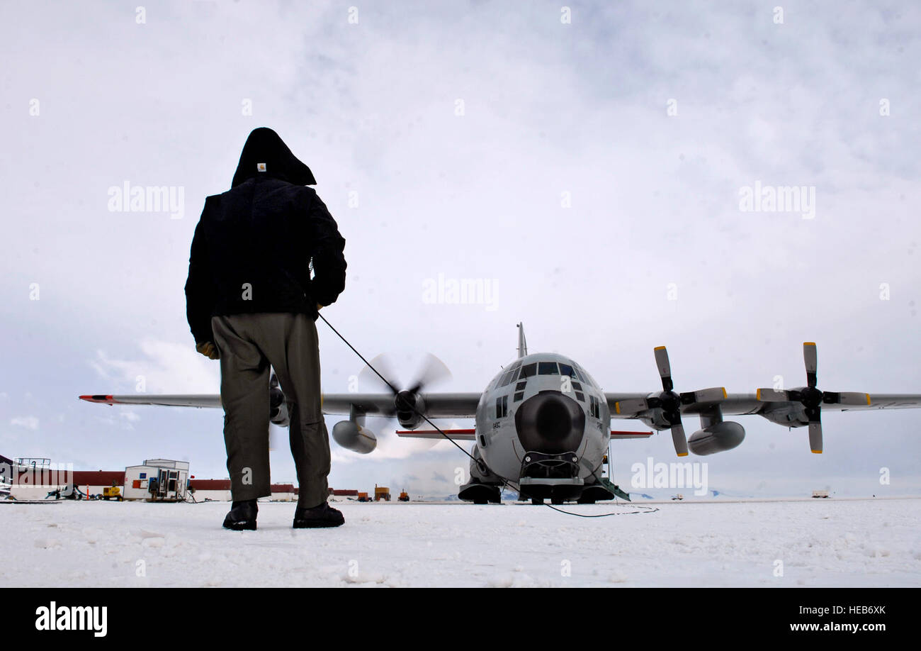 071126-F-2034C-046 Master Chef Sgt. Bill Nolin effectue des vérifications avant vol sur une CL-130 Hercules le 26 novembre 2007 à l'assemblée annuelle de la piste de glace de mer près de la station McMurdo, en Antarctique au cours de l'opération Deep Freeze. Skis LC-130s, des équipages et du personnel de soutien de la New York Air National Guard's 109th Airlift Wing appuient la 13e Air Force-a conduit les forces de soutien de la Force opérationnelle interarmées de l'Antarctique, l'opération Deep Freeze. L'opération Deep Freeze est une commune et unique mission de la force totale qui a soutenu par la National Science Foundation des États-Unis et le programme de l'Antarctique qui a commencé en 1955. Tech. Le Sgt. Shane A. Cu Banque D'Images