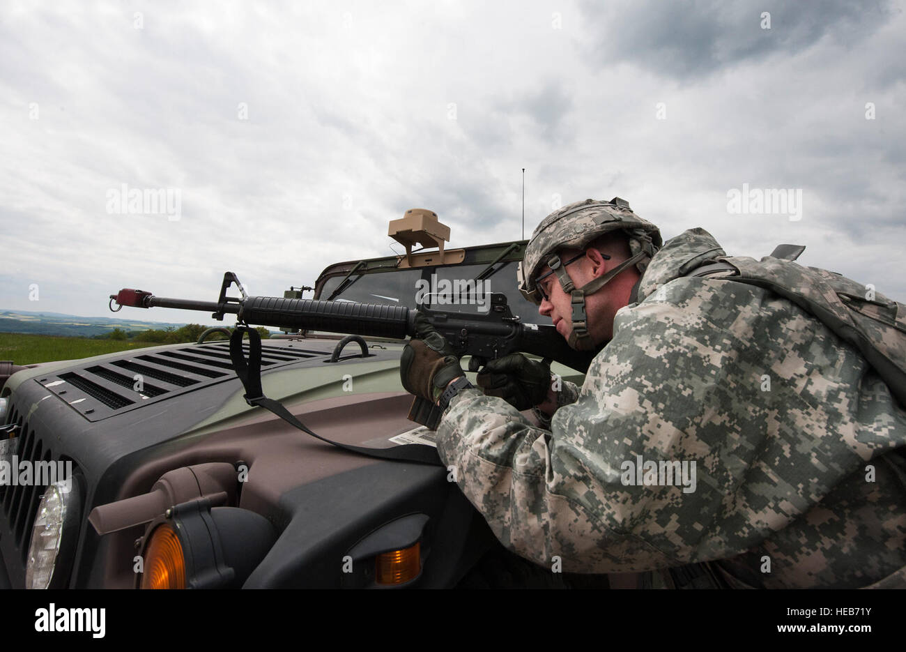 Spécialiste de l'armée américaine Earl Chambers, un concurrent dans la 10e armée de l'air et les commandes de la défense antimissile (AAMDC) 2016 Concours meilleur guerrier, s'applique à couvrir le feu avec son fusil M-16 à Baumholder, Allemagne, le 17 mai 2016. Soldats, sous-officiers et les officiers subalternes de l'AAMDC 10e ont été testés sur leur santé physique, mentale et de guerrier capacités pendant la compétition de 4 jours afin d'être choisie comme le meilleur guerrier au sein de leur niveau. TSgt Brian Kimball) Banque D'Images