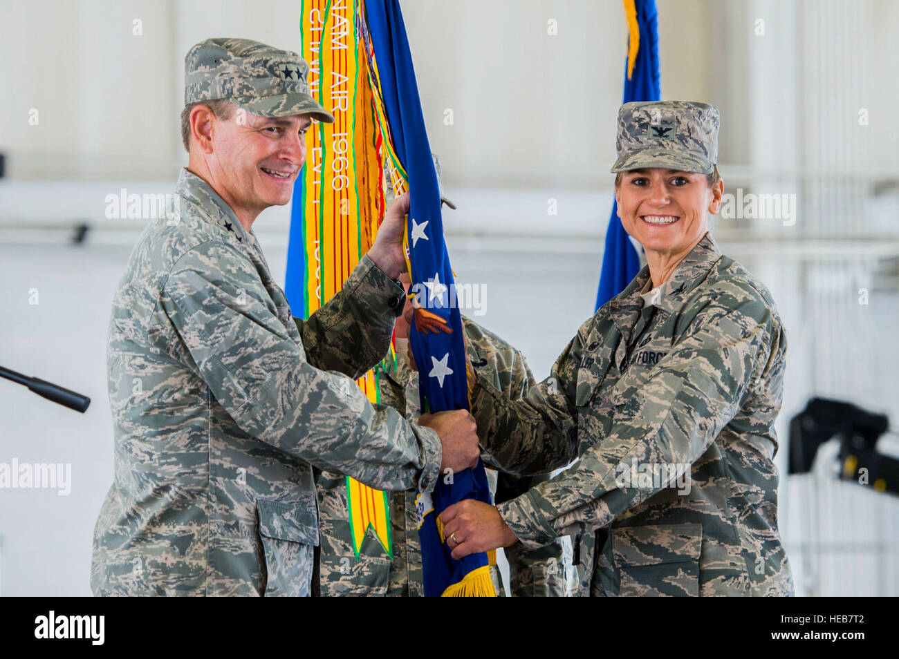 U.S. Air Force, le général de H.D. Polumbo, 9e commandant de l'Armée de l'air, passe le guidon au colonel Caroline Miller, 633e Escadre de la Base aérienne commandant entrant, au cours d'une cérémonie de passation de commandement à Langley Air Force Base, en Virginie, le 13 juillet 2015. Miller a pris le commandement de plus de 9 000 militaires et civils à travers Joint Base Langley-Eustis. Kayla Newman Senior Airman Banque D'Images