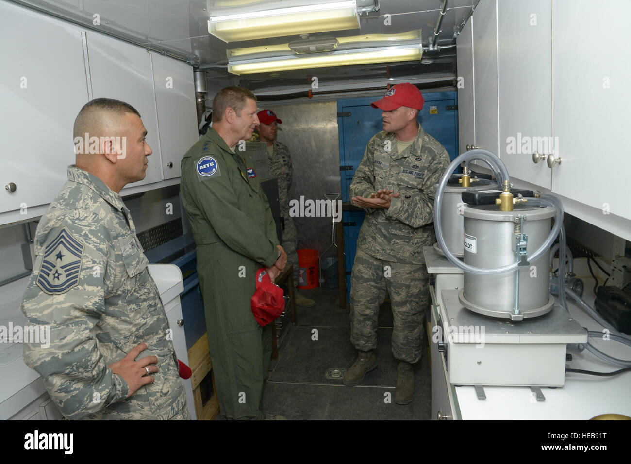 Tech. Le Sgt. David Jauch, 820e à déploiement rapide réparation opérationnel Ingénieur Ingénieur de l'Escadron l'Escadron de la Nellis Air Force Base, Nevada, le génie de l'artisanat assistant général mémoires plomb Robin Rand, commandant du Commandement aérien de l'éducation et de la formation, et chef Master Sgt. Gerardo Tapia, chef du commandement AETC sergent-chef, sur le matériel Le matériel de test le 22 juillet at Joint Base San Antonio-Randolph Seguin de l'aérodrome auxiliaire. Le cheval rouge 820e les membres de l'équipe sont la construction d'une nouvelle piste à l'aérodrome. La 12e Escadre d'entraînement en vol, de JBSA-Randolph, utilise l'aérodrome dans son pilote instructeur trai Banque D'Images