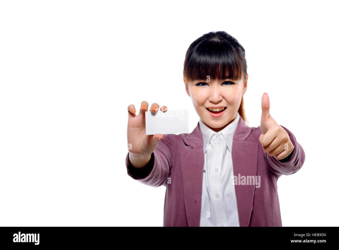 Asian businesswoman showing nom carte sur fond blanc. Vous pouvez mettre votre dessin sur la carte Banque D'Images