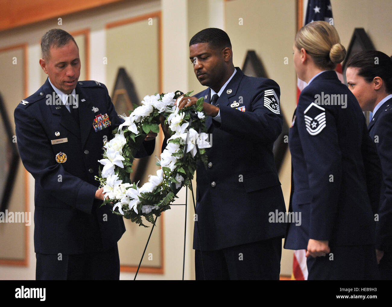 En 9/11, une cérémonie commémorative a eu lieu à la base aérienne de Malmstrom, Montana, où une couronne a été déposée pour honorer les victimes des attentats du 11 septembre, commémorant près de 3 000 vies perdues. Banque D'Images
