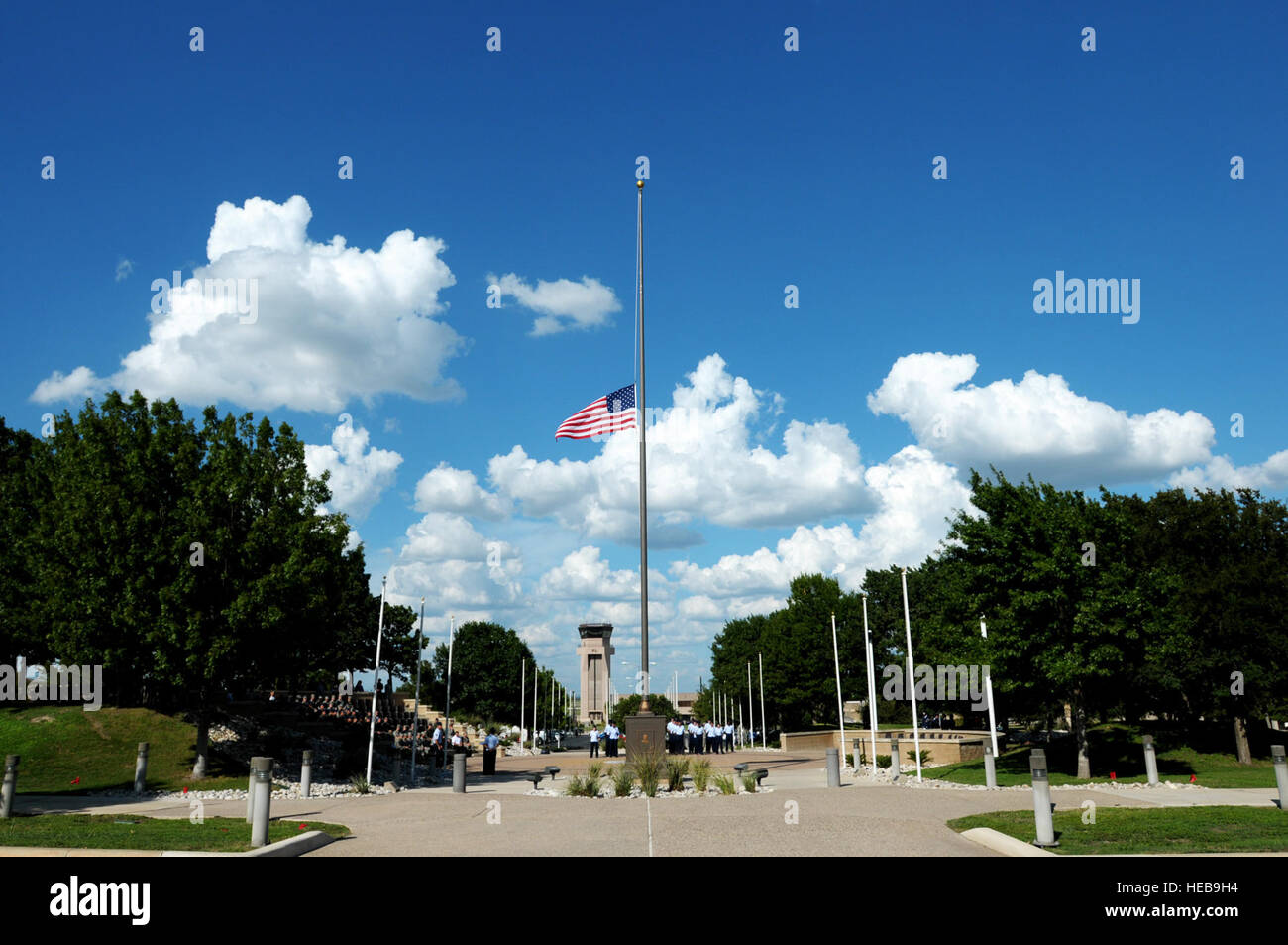 Un drapeau américain est en berne au cours d'une cérémonie du souvenir le 11 septembre à retraite Laughlin Air Force Base, Texas, le 11 septembre 2014. Des terroristes ont détourné quatre avions de transport de passagers le 11 septembre 2001. Deux de ces appareils ont été délibérément écrasé dans le World Trade Center à New York ; l'un était écrasé sur le Pentagone, le quatrième s'est écrasé près de Shanksville, Pennsylvanie près de 3 000 personnes sont mortes dans les attaques. Le s.. Steven R. Doty Banque D'Images