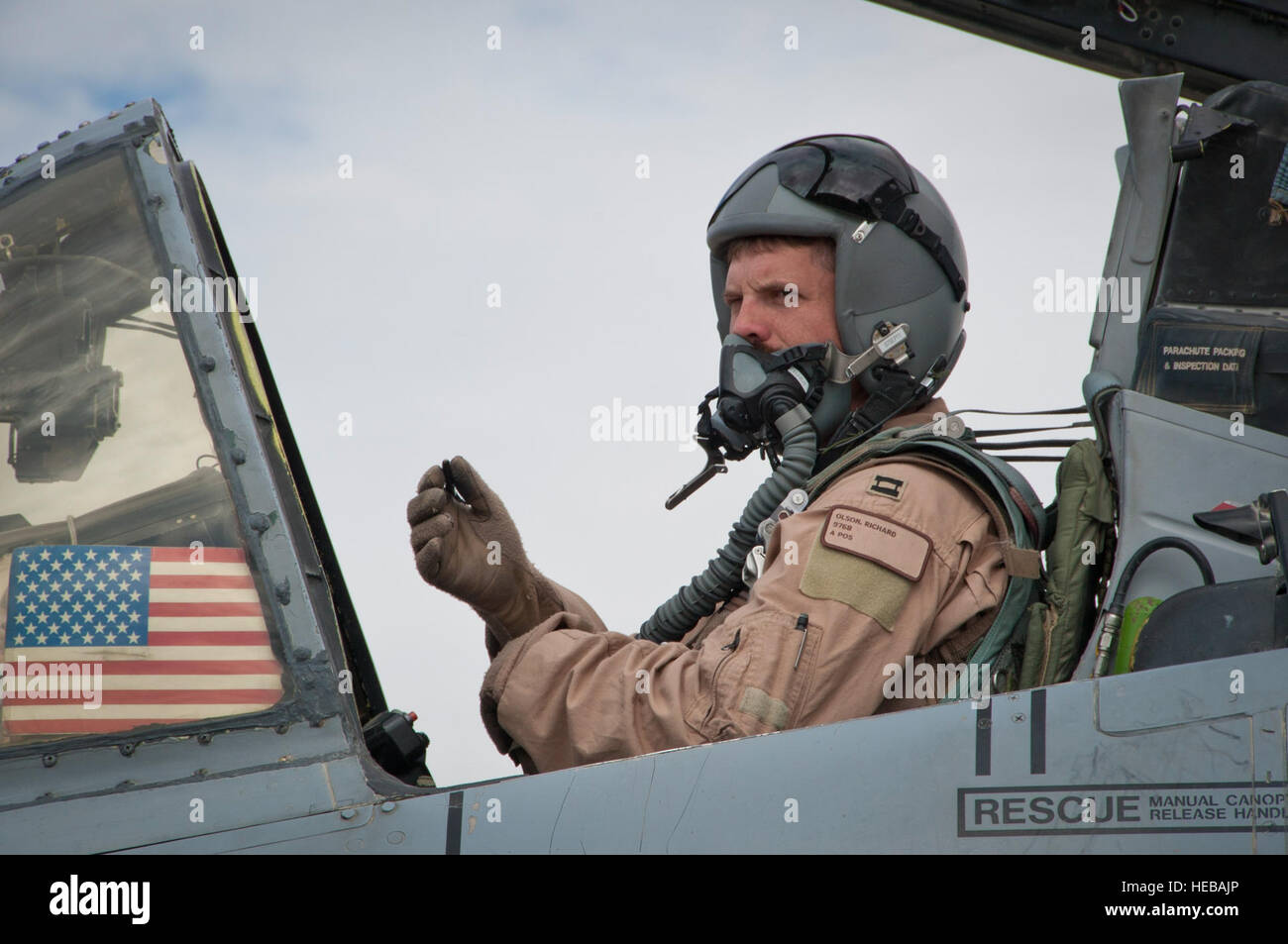 Le Capitaine Richard Olson, 74e Escadron de chasse expéditionnaire A-10 pilote, se prépare à prendre la fuite à l'aérodrome de Kandahar, en Afghanistan, le 2 septembre 2011. A-10 peuvent survivre à des tirs directs à partir de la reconstitution d'armes et des projectiles explosifs jusqu'à 23mm. Airman Senior Corey crochet) Banque D'Images